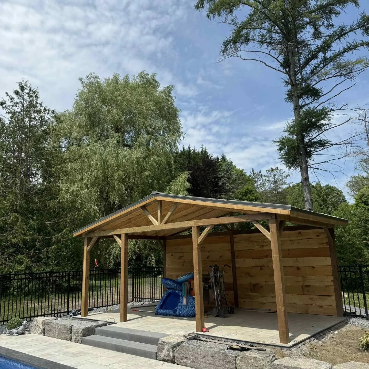 Clients ready to enjoy a summer by the pool with the option to be in the shade or tanning in the sun. 
Beautiful backyard renovation! 
Thank you @gettingyoumoved 

#fdcustomwoodworks #carpentry #framing #metalroofing #detail #dedication