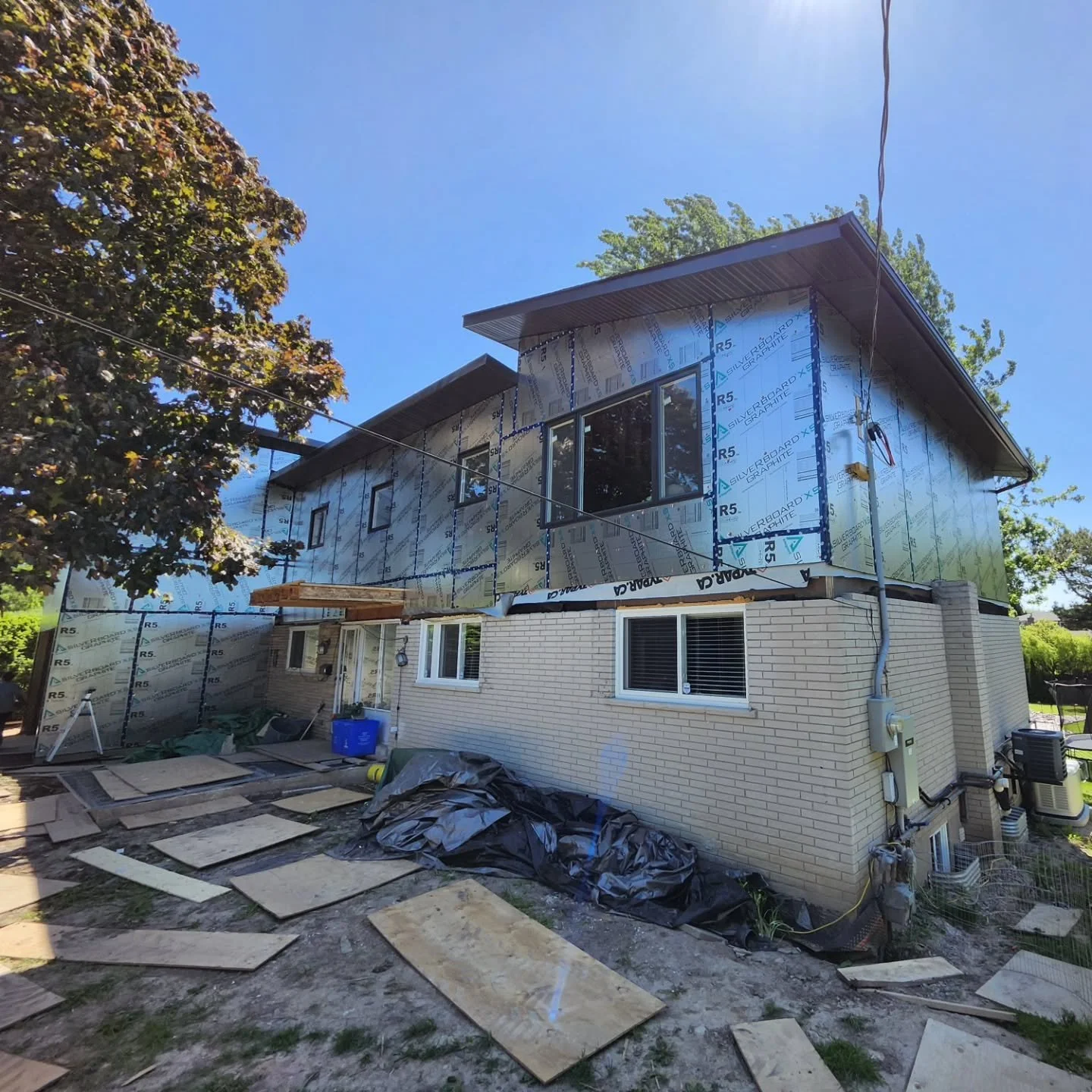 Before &amp; After of a second story addition in whitby completed by yours truly FD Custom Woodworks.

#fdcustomwoodworks #carpentry #framing #demo #addition #silverboard #hardwork #customhomes #builttolast #bloodsweatandtears