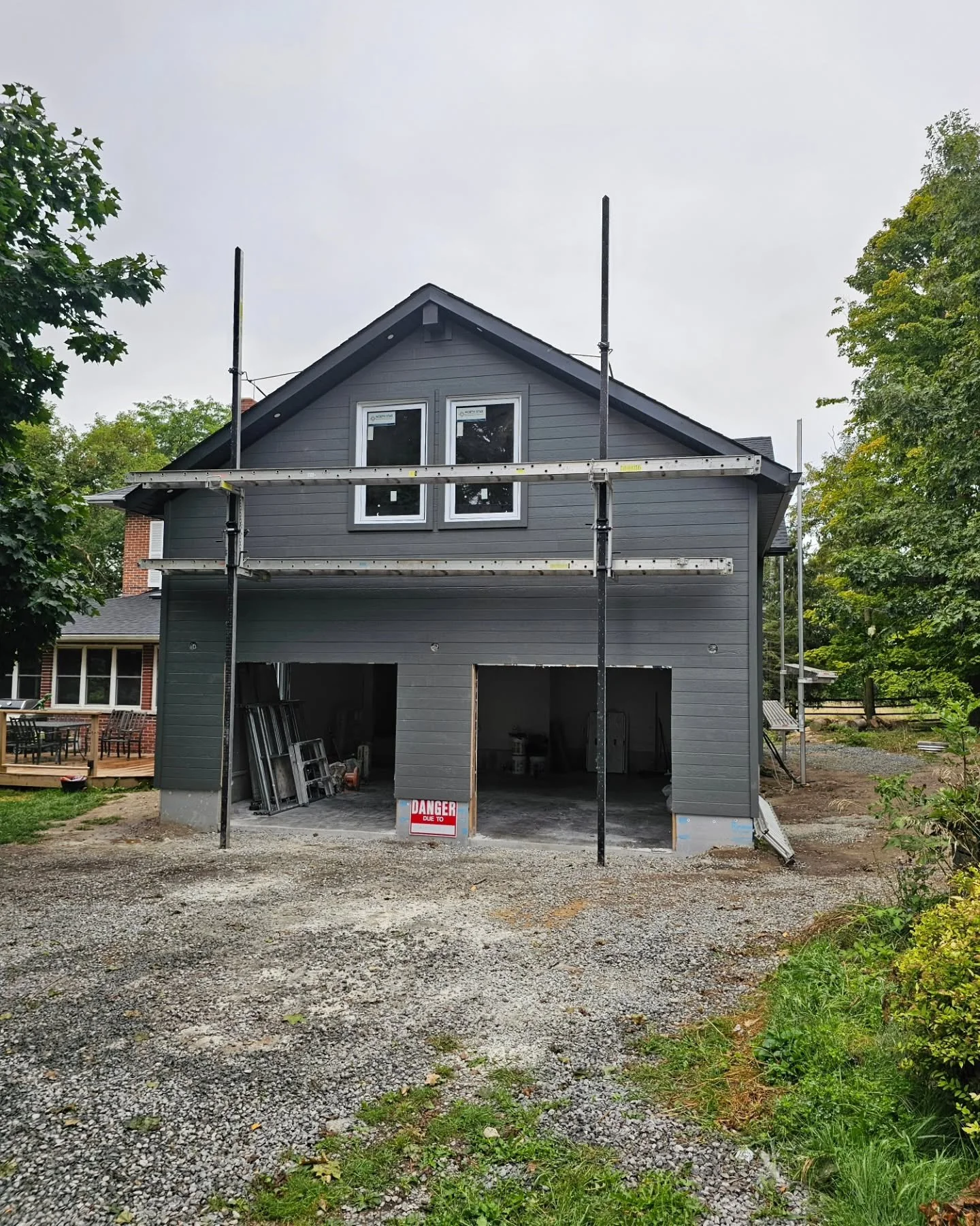 This fraserville addition we built is looking very good with the composite maibec on and the custom made back door, do you agree?

#fdcustomwoodworks #customhomes #additions #carpentry #framing #maibec #countryhome