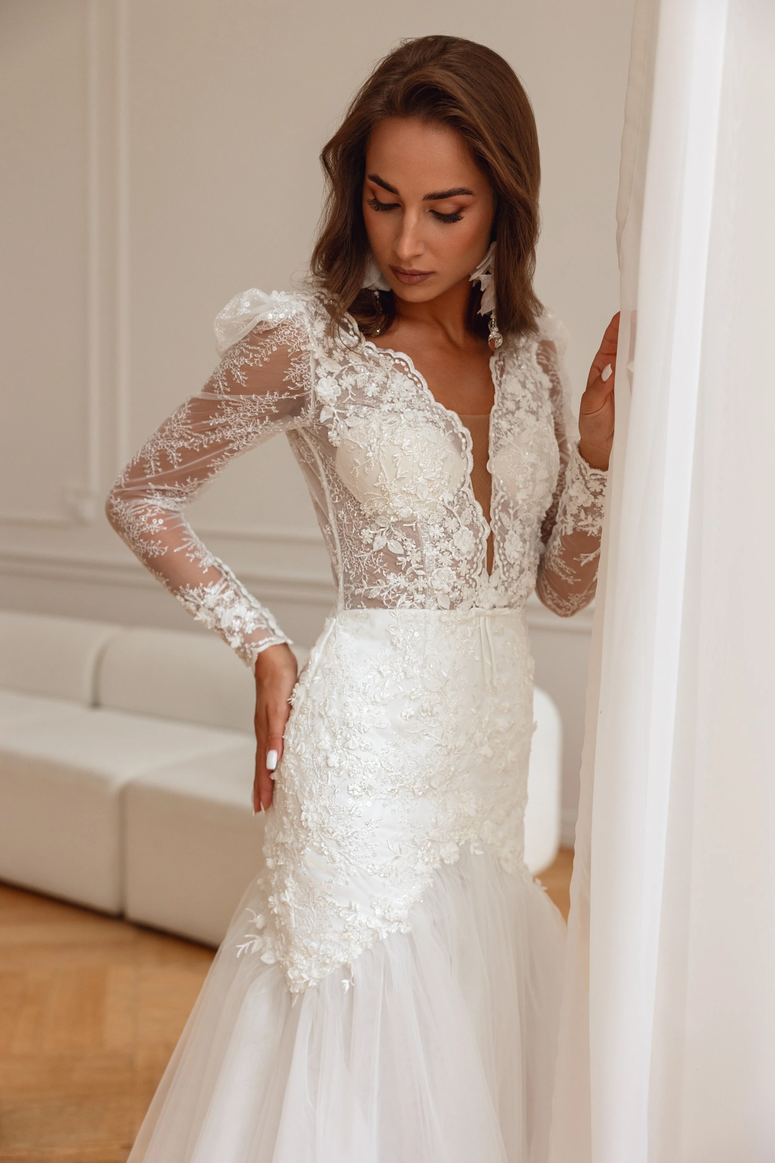 Suknia ślubna z trenem, detale pleców, Maria Yazh Wedding House, projektant Warszawa