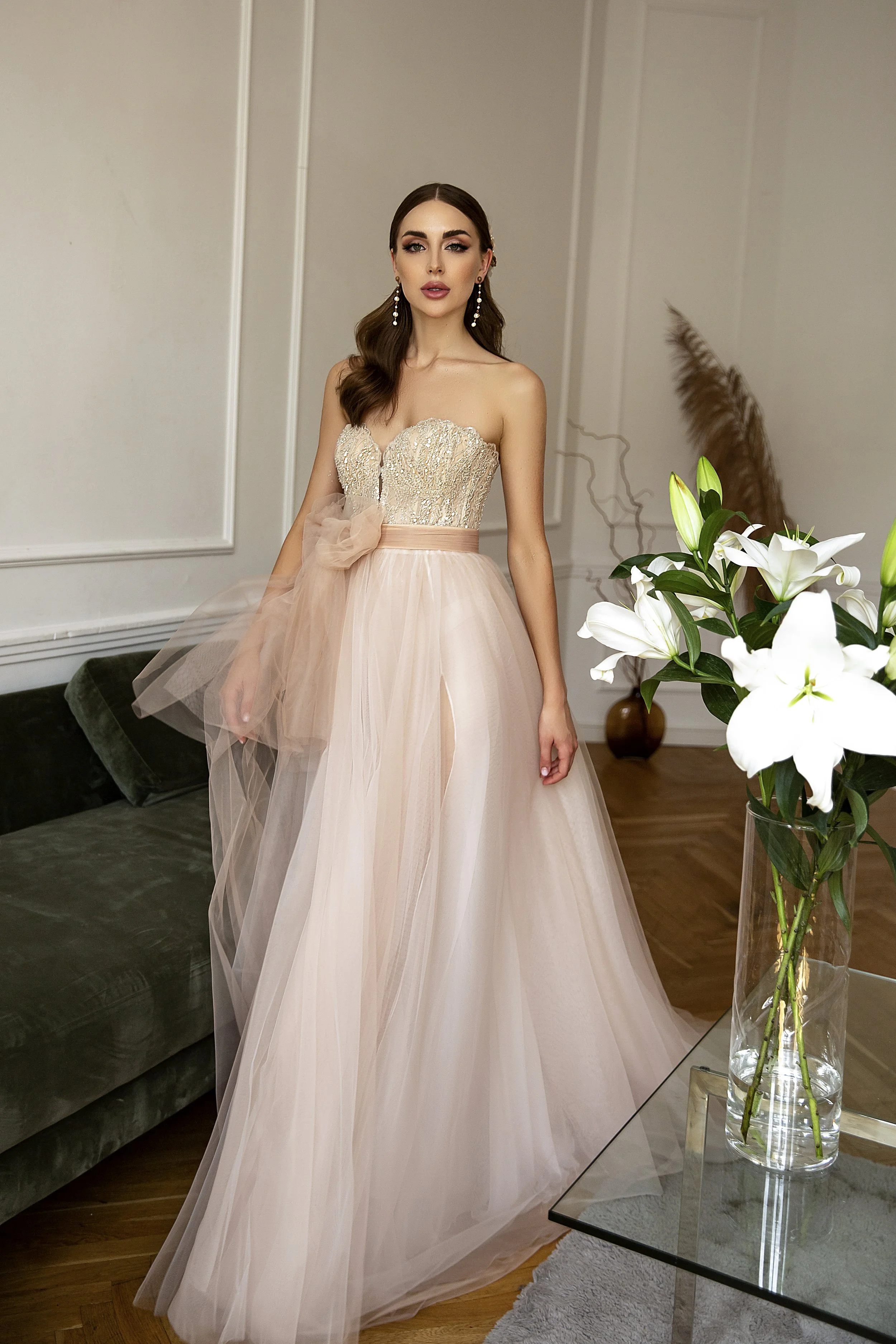 Suknia ślubna z trenem, detale pleców, Maria Yazh Wedding House, salon Warszawa