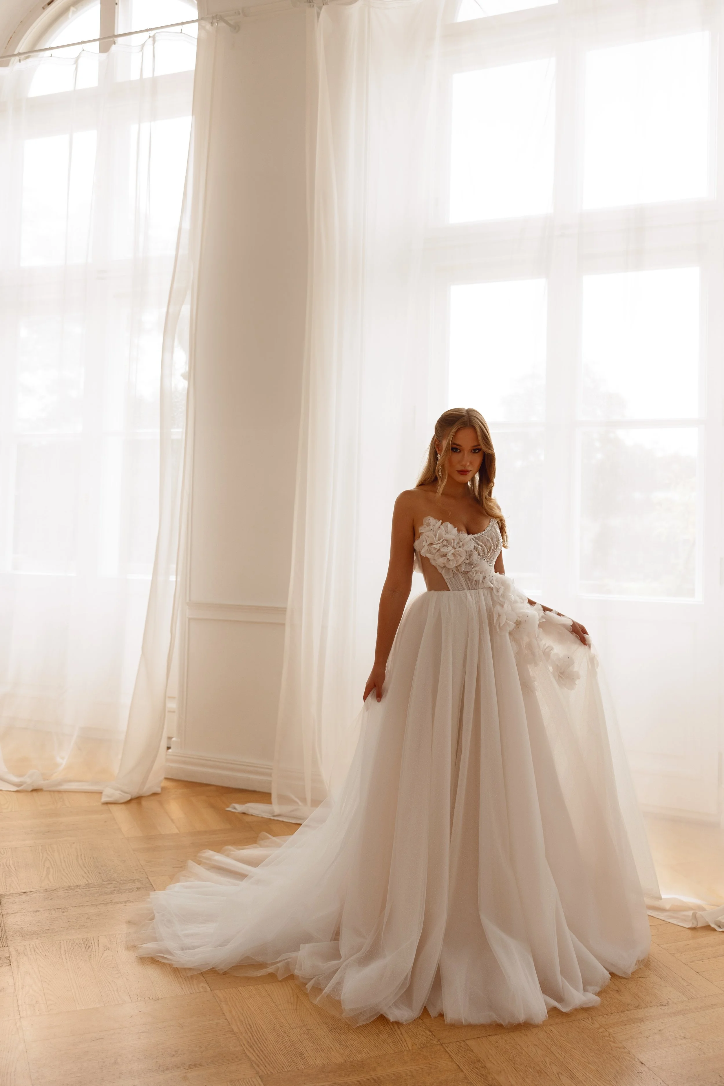 Suknia ślubna z trenem, detale pleców, Maria Yazh Wedding House, projektant Warszawa.
