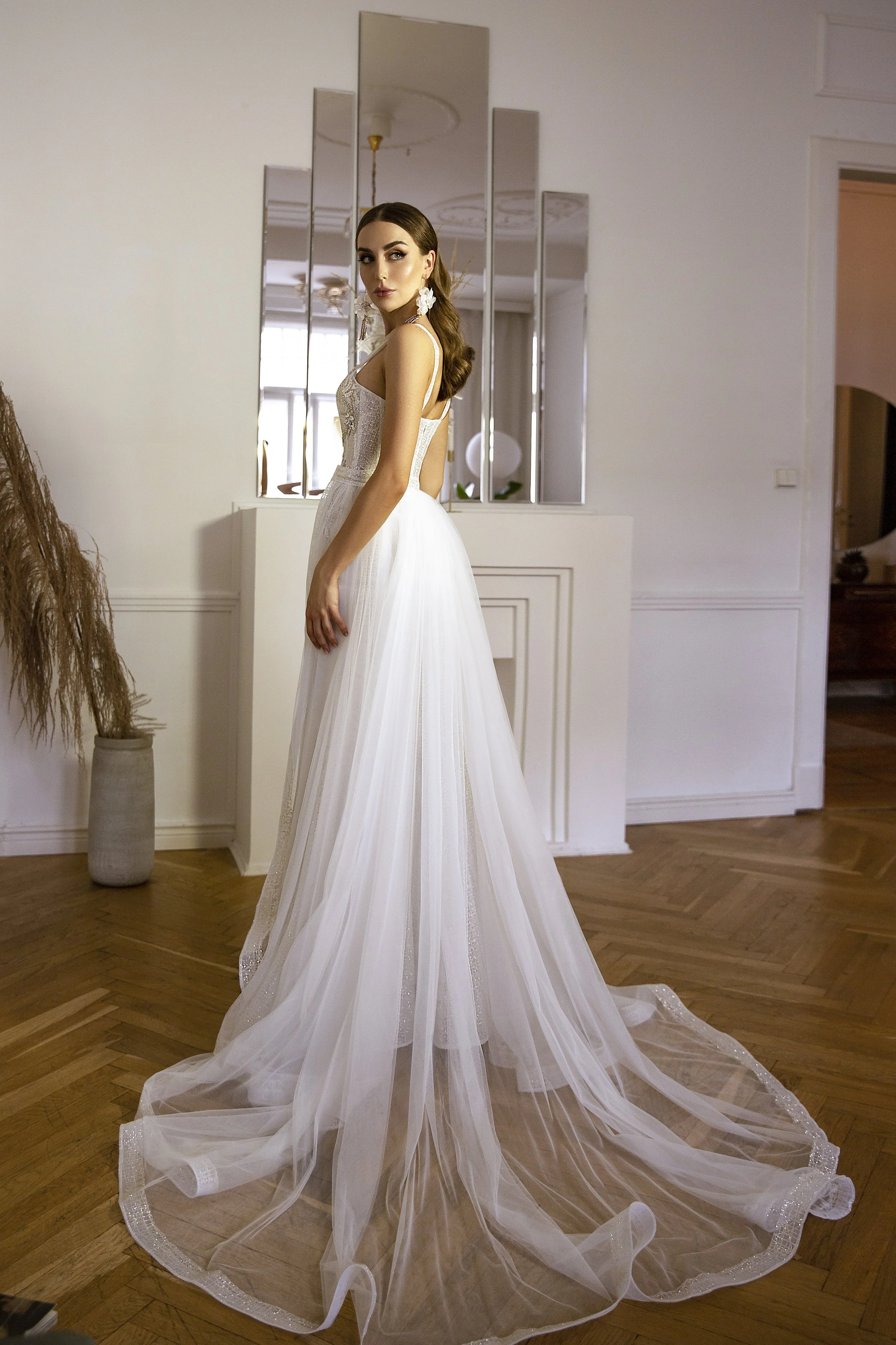 Suknia ślubna z trenem, detale pleców, Maria Yazh Wedding House, salon Warszawa