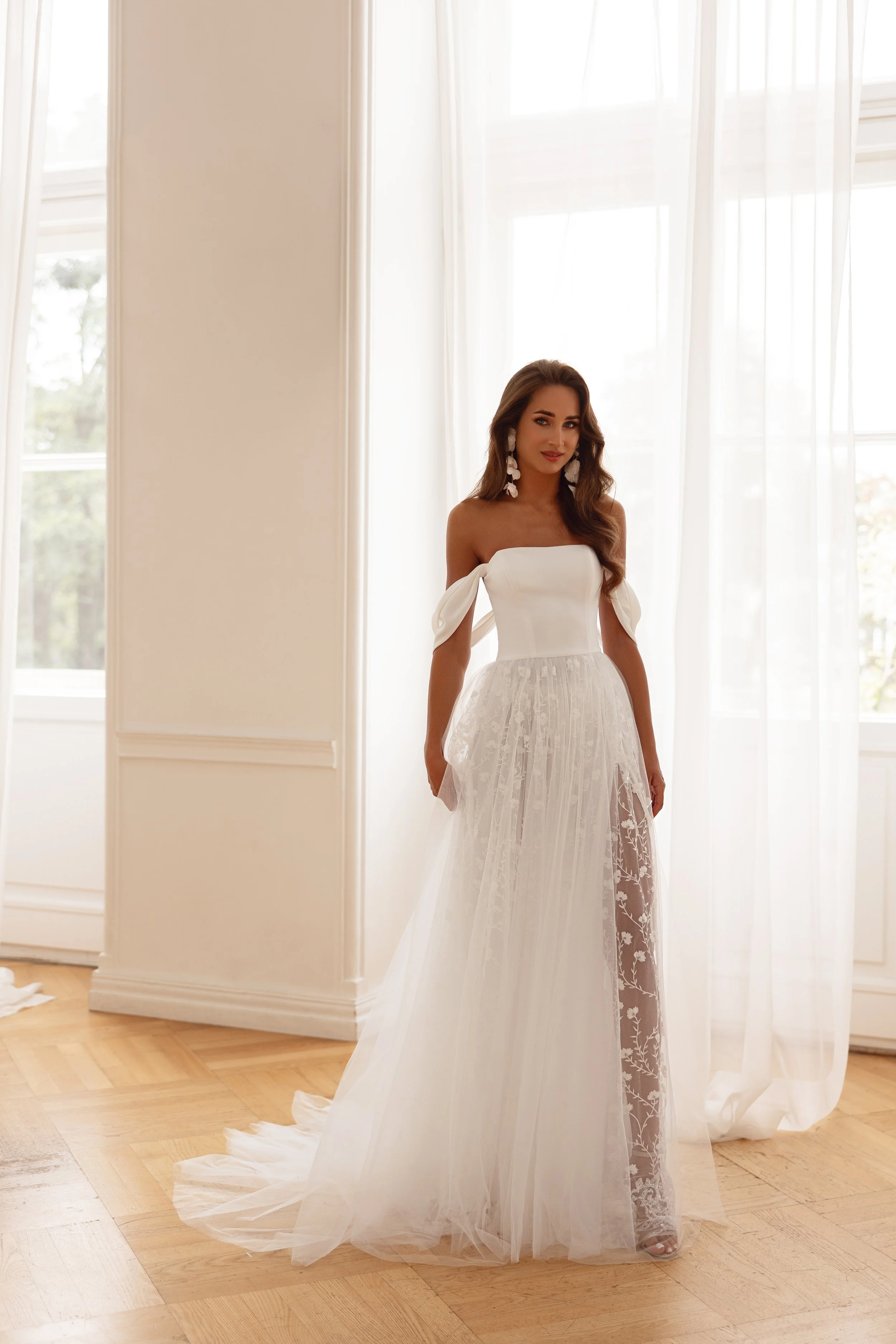 Nowoczesna suknia ślubna July, Maria Yazh Wedding House, salon Warszawa
