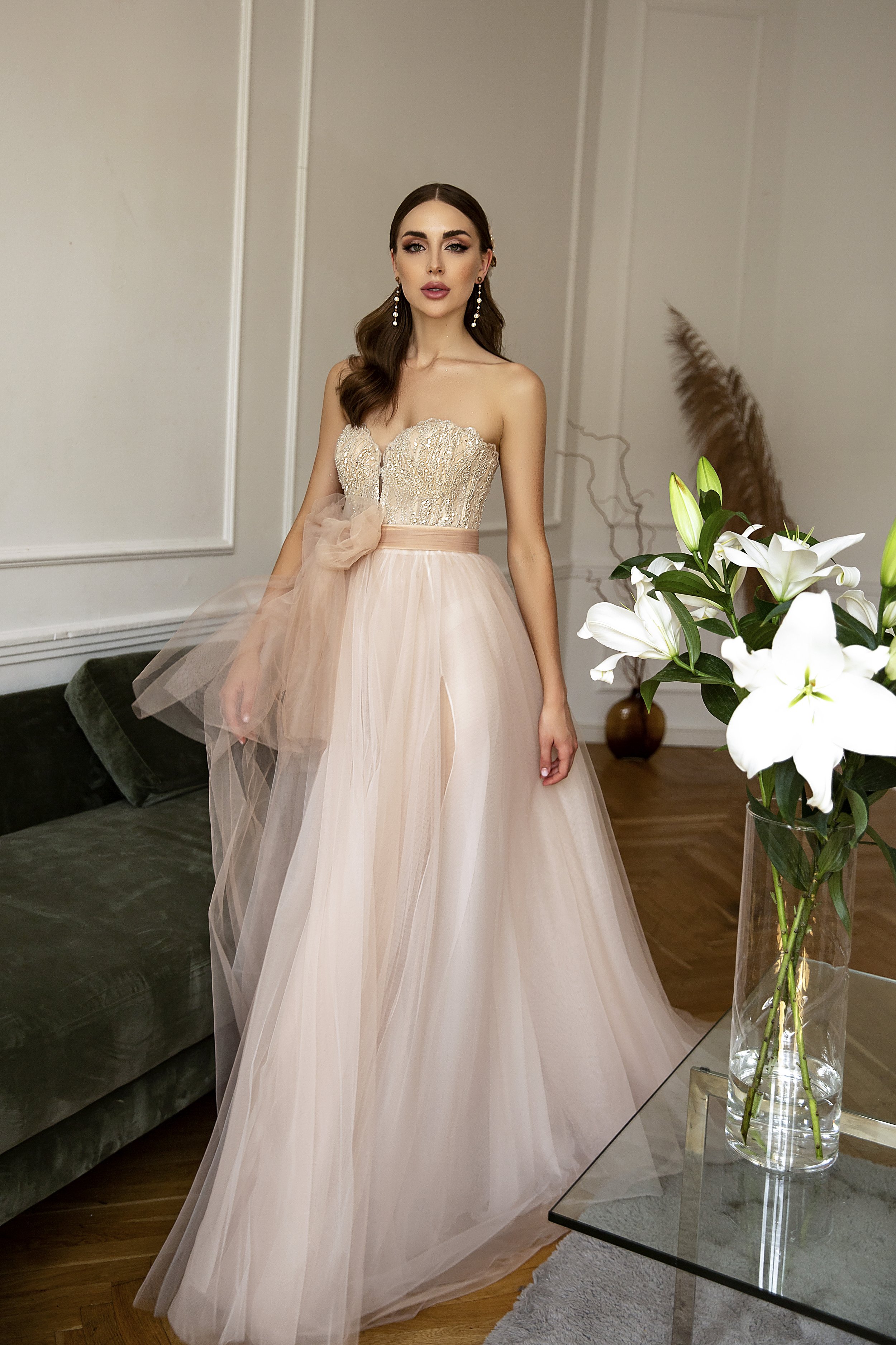 Suknia ślubna z trenem, detale pleców, Maria Yazh Wedding House, salon Warszawa
