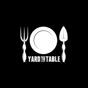 Logo con tenedor a la izquierda, plato en el centro, y cuchillo a la derecha, con las palabras 'YARD TO TABLE' debajo.