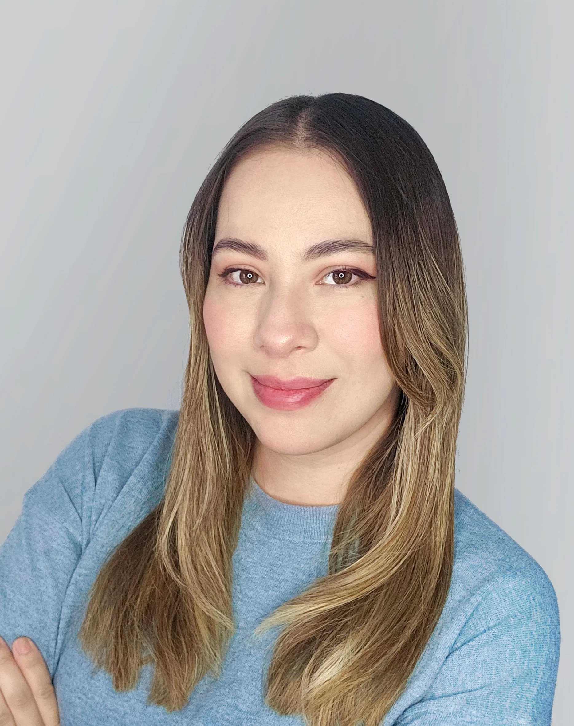 Hombre sentado en un sofá rojo con fondo negro en estudio de fotografía.