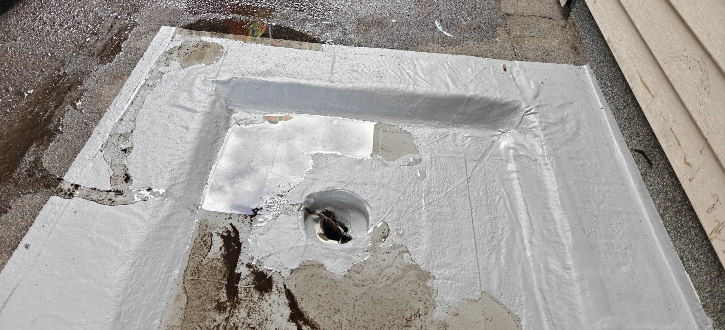 New roof membrane reinforcement around drains