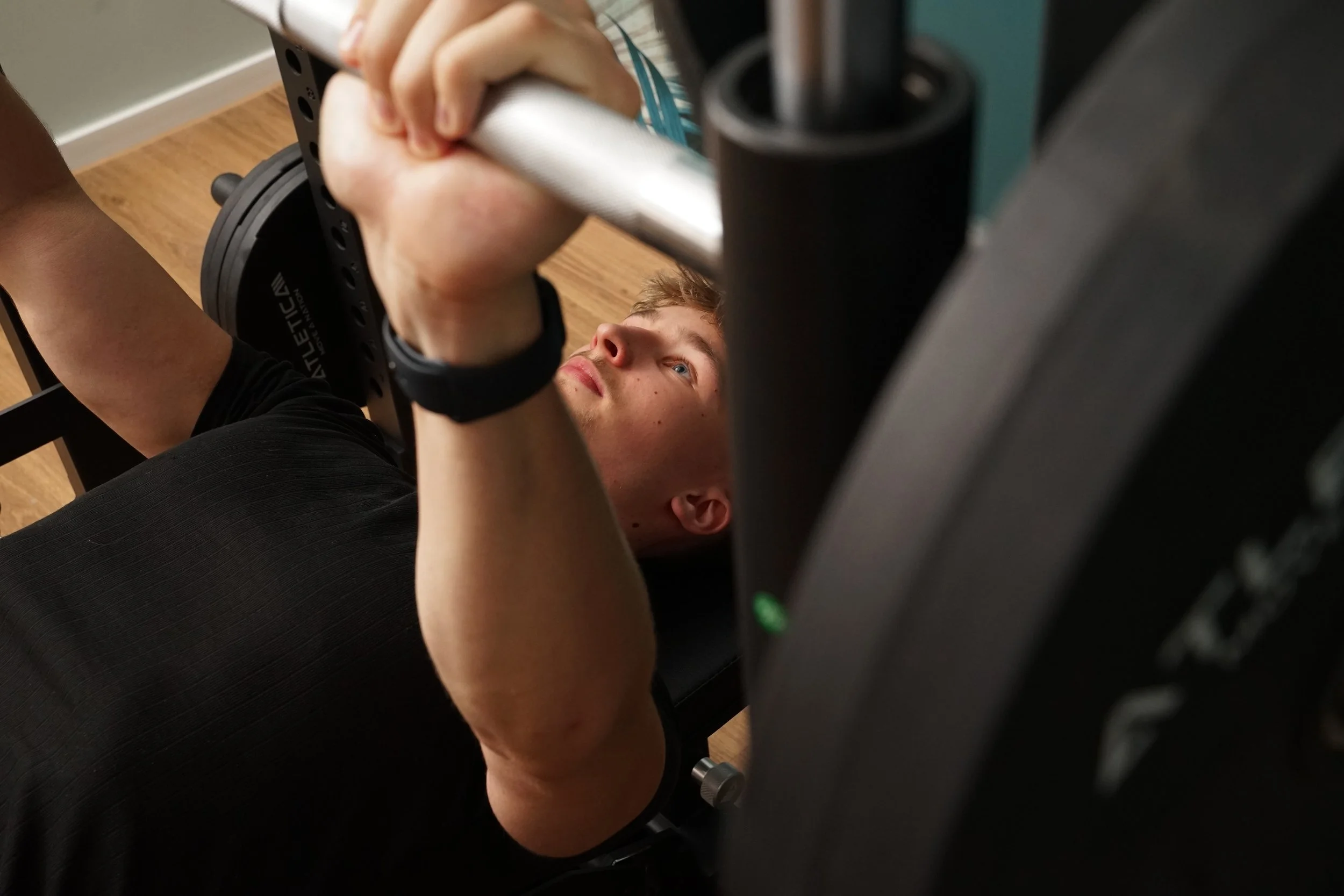 Training mit Langhantel im privaten Fitnessstudio Benefit Private Gym & Sauna am Gärtnerplatz in München.
