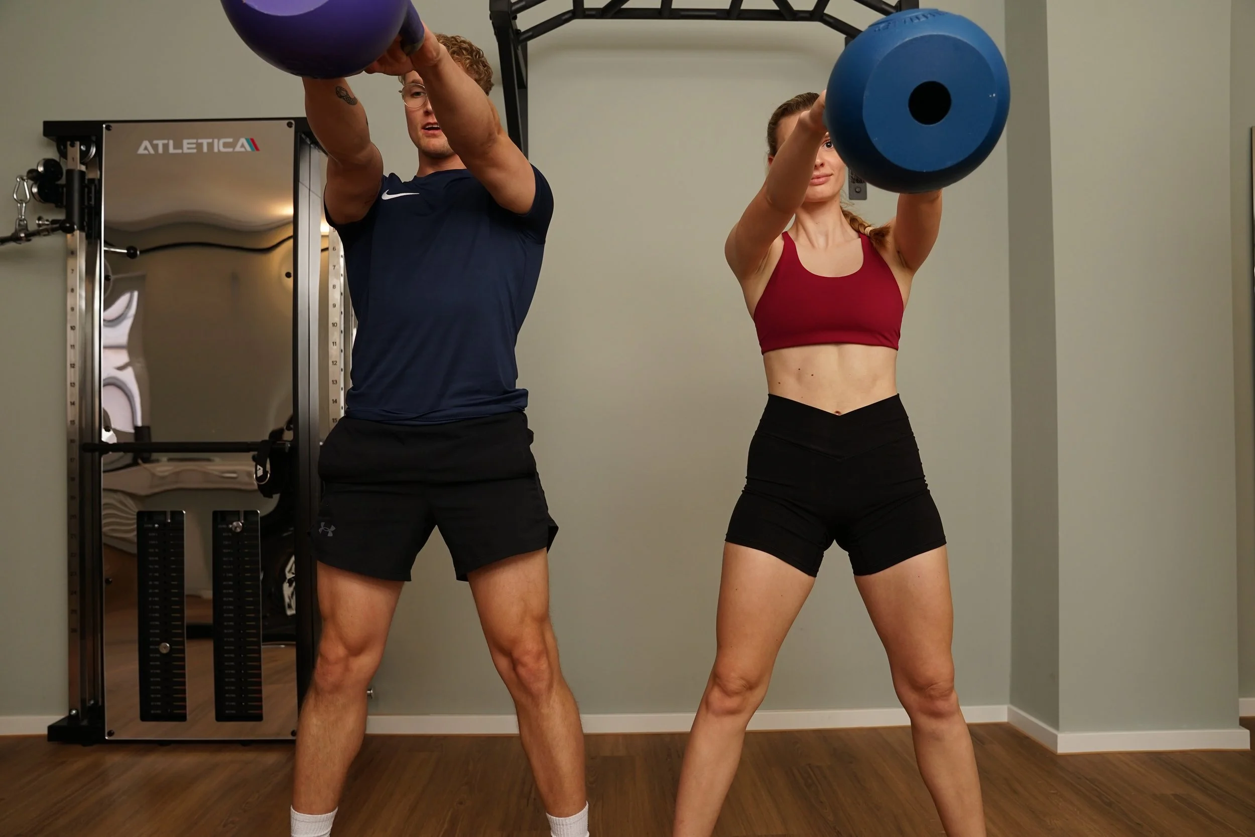 Gemeinsames Workout mit Kettlebells im Fitnessstudio