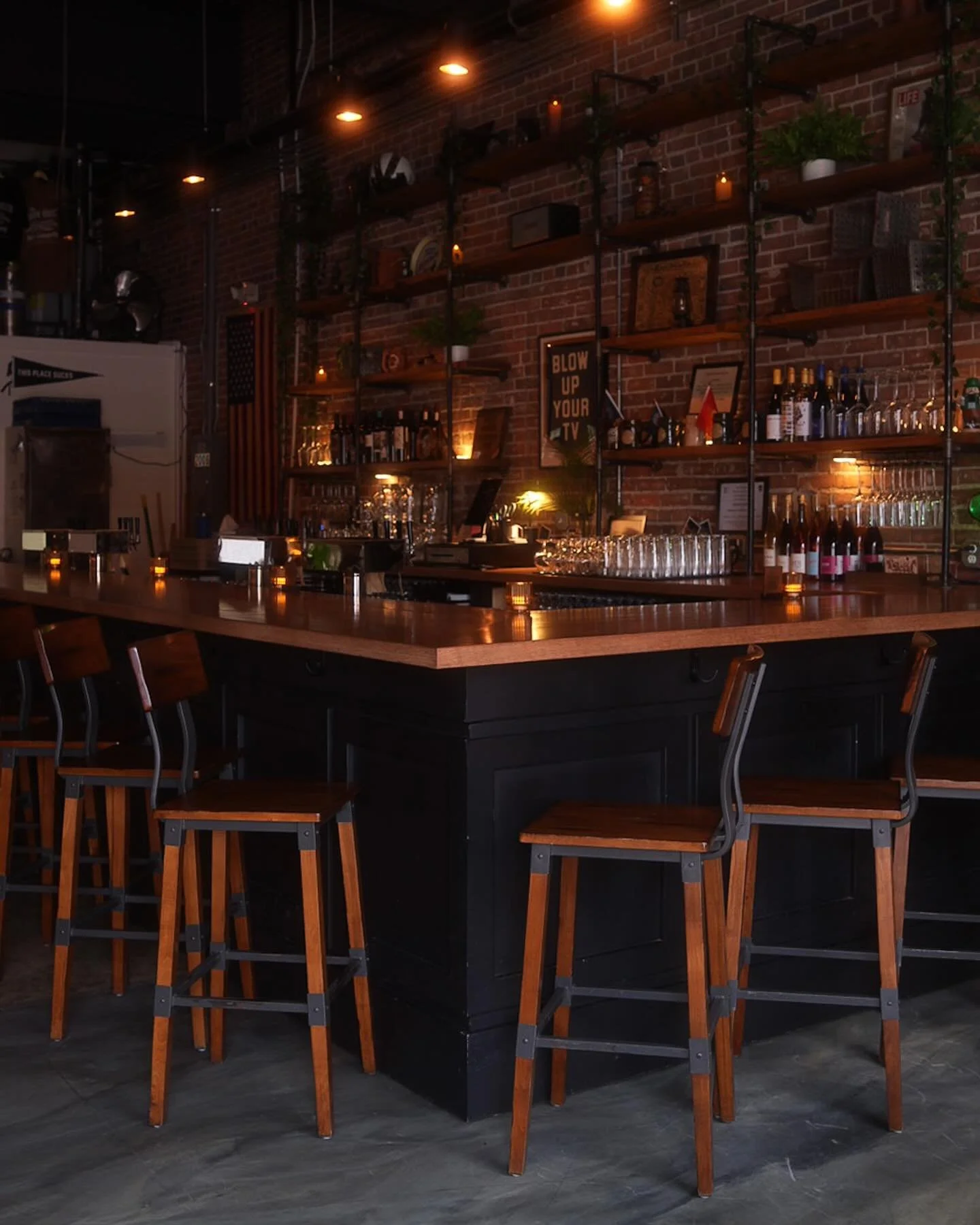 *Slams laptop shut til Monday* 

Ease into the weekend with live music tonight at 7pm from @betweenactsmusic 

@overrulednc has your dinner plans covered, and drinks are flowing at the bar. 

We&rsquo;ll see you there!