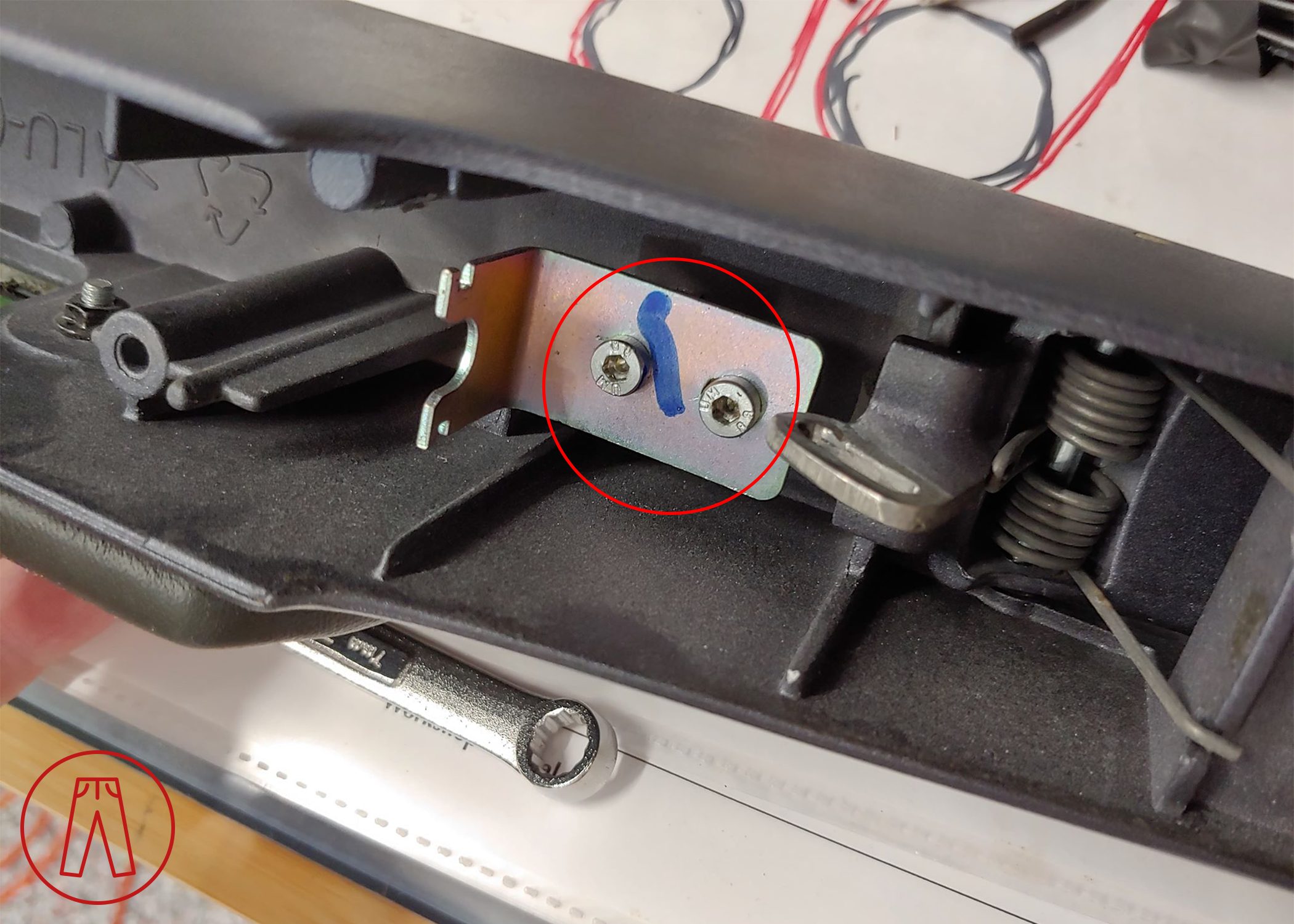 Door bar cable bracket bolts Rp.png