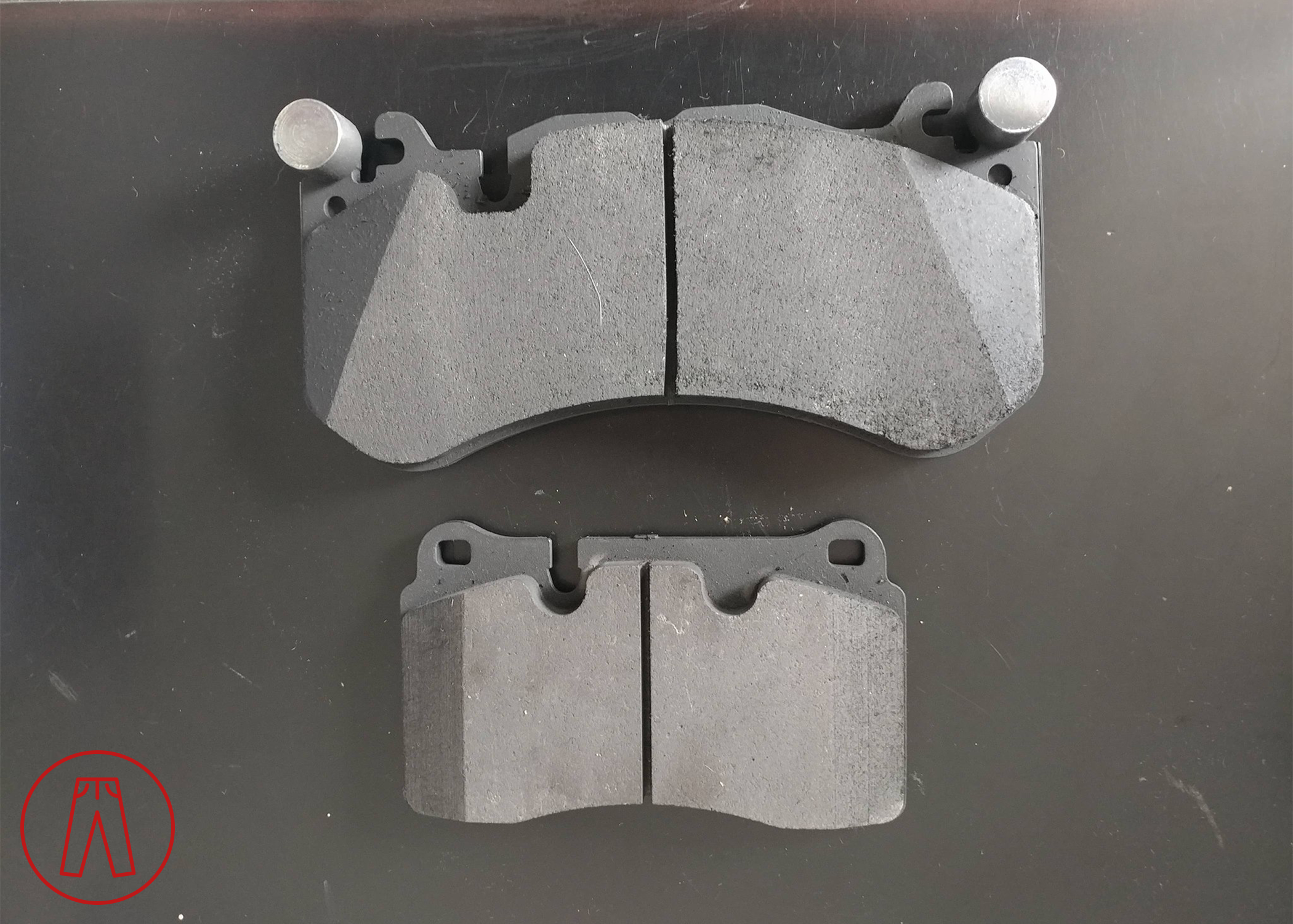 4-vs-6 piston caliper pads Rp.png