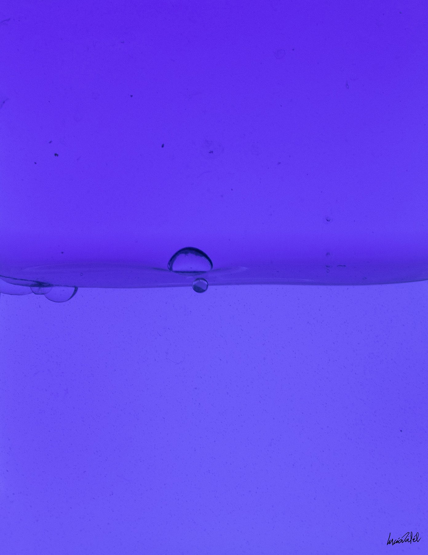 Gotas de agua sobre un fondo azul nacarado.