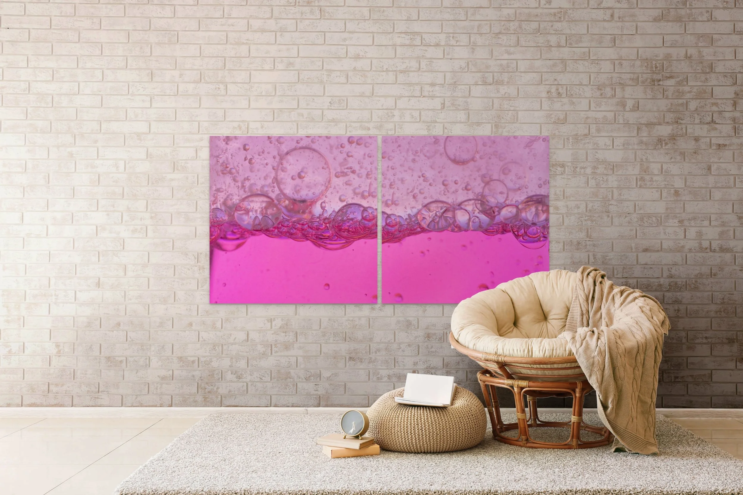 Cuadro decorativo con una imagen de burbujas de jabón rosadas en una pared de ladrillos vacía en un espacio interior.