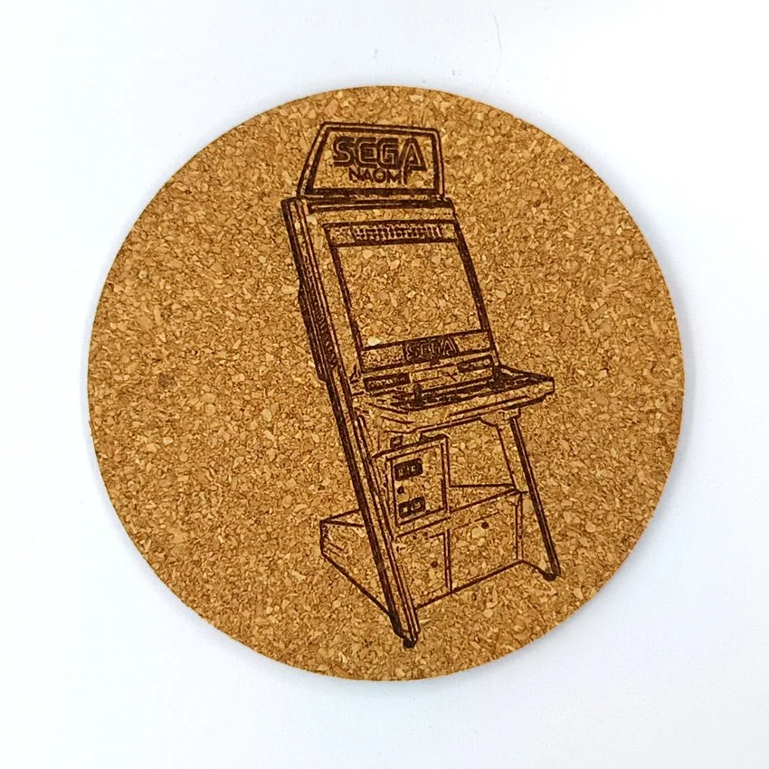 SEGA NAOMI Sous-verres thème borne arcade, sous-bock décoratif inspiré des jeux vidéo rétro et du gaming arcade, Neo-Geo, Pandora’s Box, MAME, Naomi, Retropie et Batocera, décorations salle de jeux