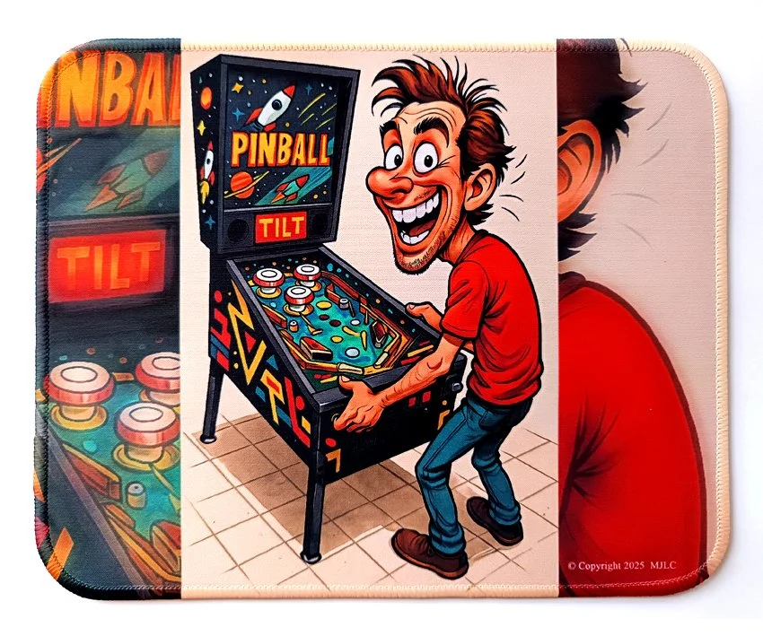 Tapis de souris thème jeux de café, flipper pinball, billard, jukebox, video borne arcade, visuel pinball dynamique pour bureau informatique ou espace gaming, esprit arcade et culture rétro.