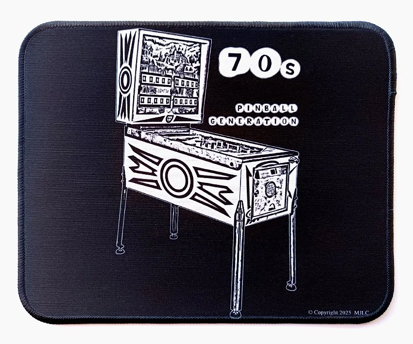 Tapis de souris thème jeux de café, flipper pinball, billard, jukebox, video borne arcade, visuel pinball dynamique pour bureau informatique ou espace gaming, esprit arcade et culture rétro.
