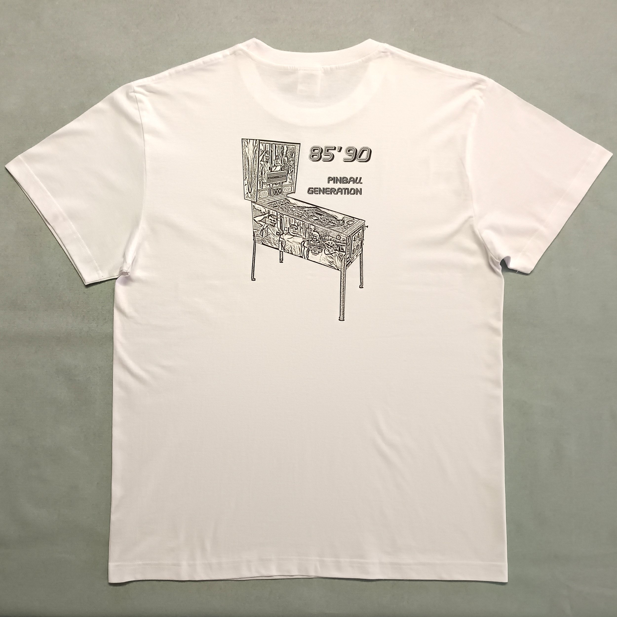 T-shirt flipper (pinball) “Génération Pinball 85–90”, design rétro années 80–90, mettant en avant les flippers technologiques, gameplay innovant et ambiance arcade pop culture.