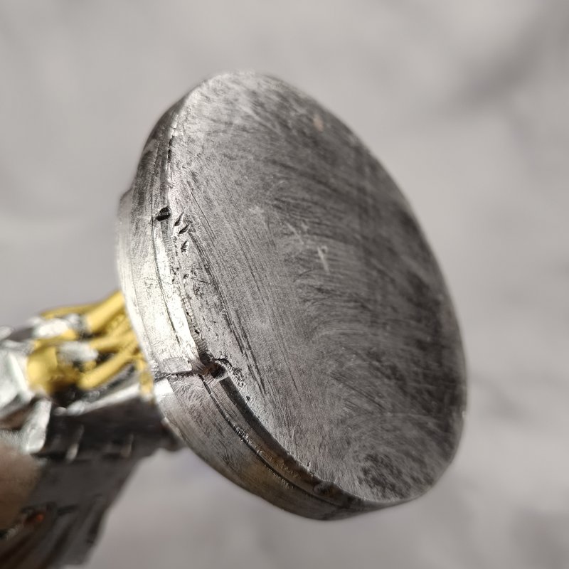 2050211111 Main Futuriste Resine DROITE P.jpg