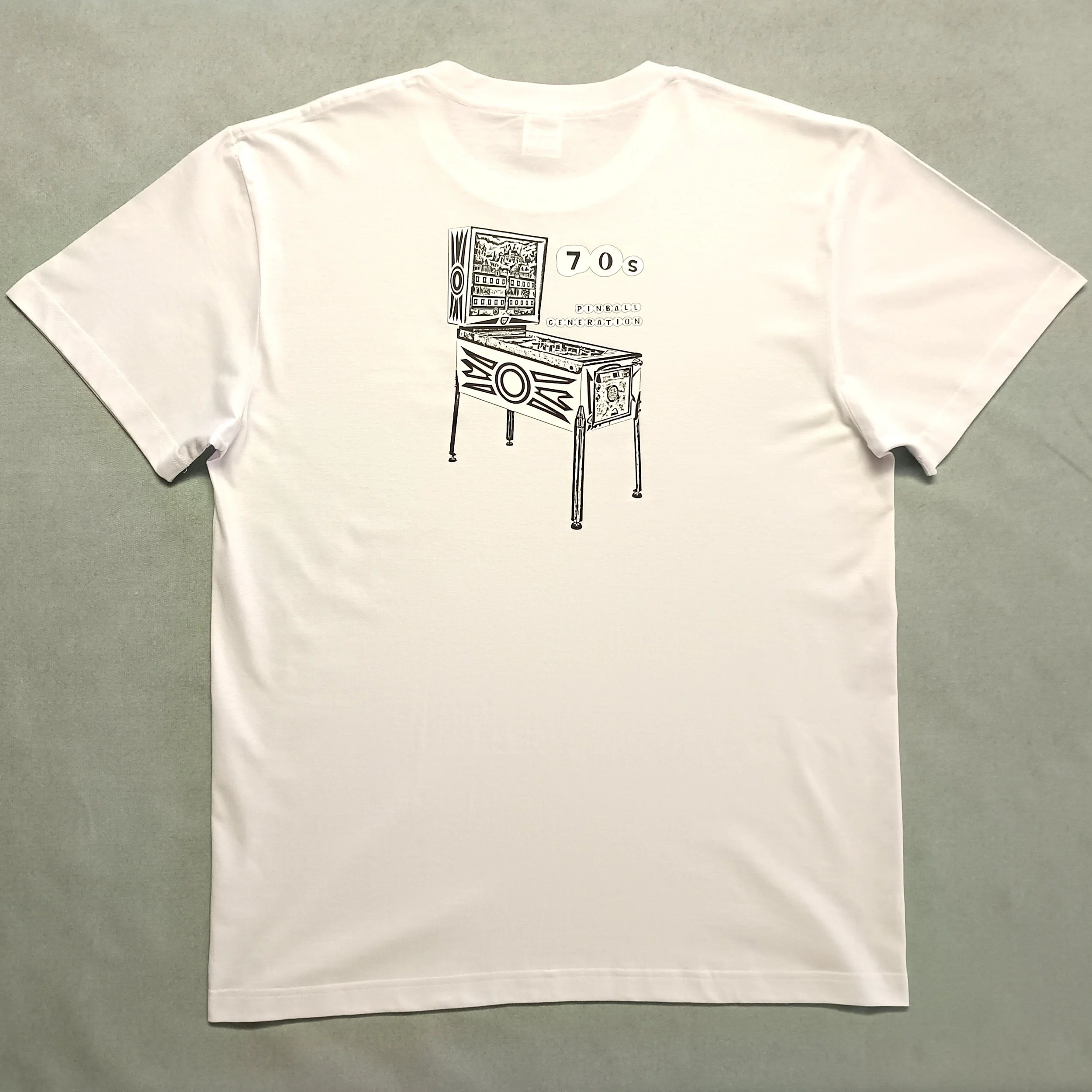 T-shirt flipper (pinball) “Génération Pinball 70 s”, design vintage années 70 inspiré des flippers électromécaniques à rouleaux, ambiance arcade rétro nostalgique.