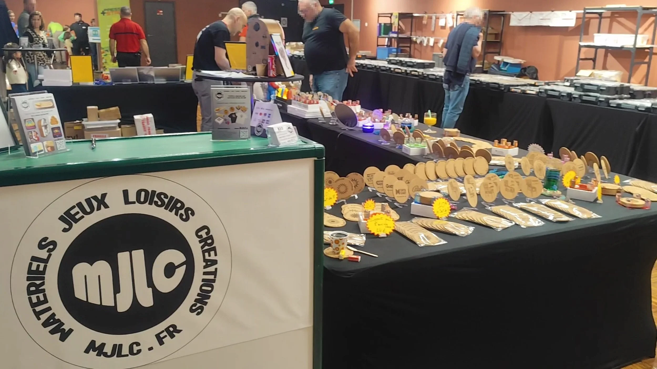 Stand MJLC.fr de décoration de jeux et loisirs de café (flipper, borne arcade, pinball) avec diverses créations en bois et accessoires, dans le salon du flipper d'Ambérieu en Bugey.