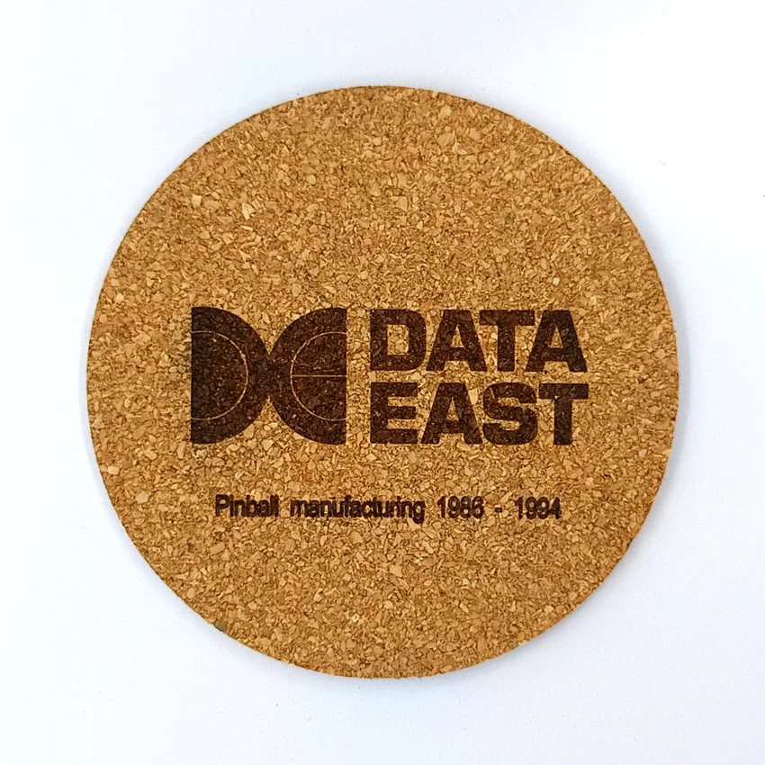 DATA EAST Sous-verre en liège Pinball Manufacturing, sous-bock décoratif décoration pinball rétro vintage inspirée des pinball machines, idée cadeau originale pour passionné de flipper et d’arcade