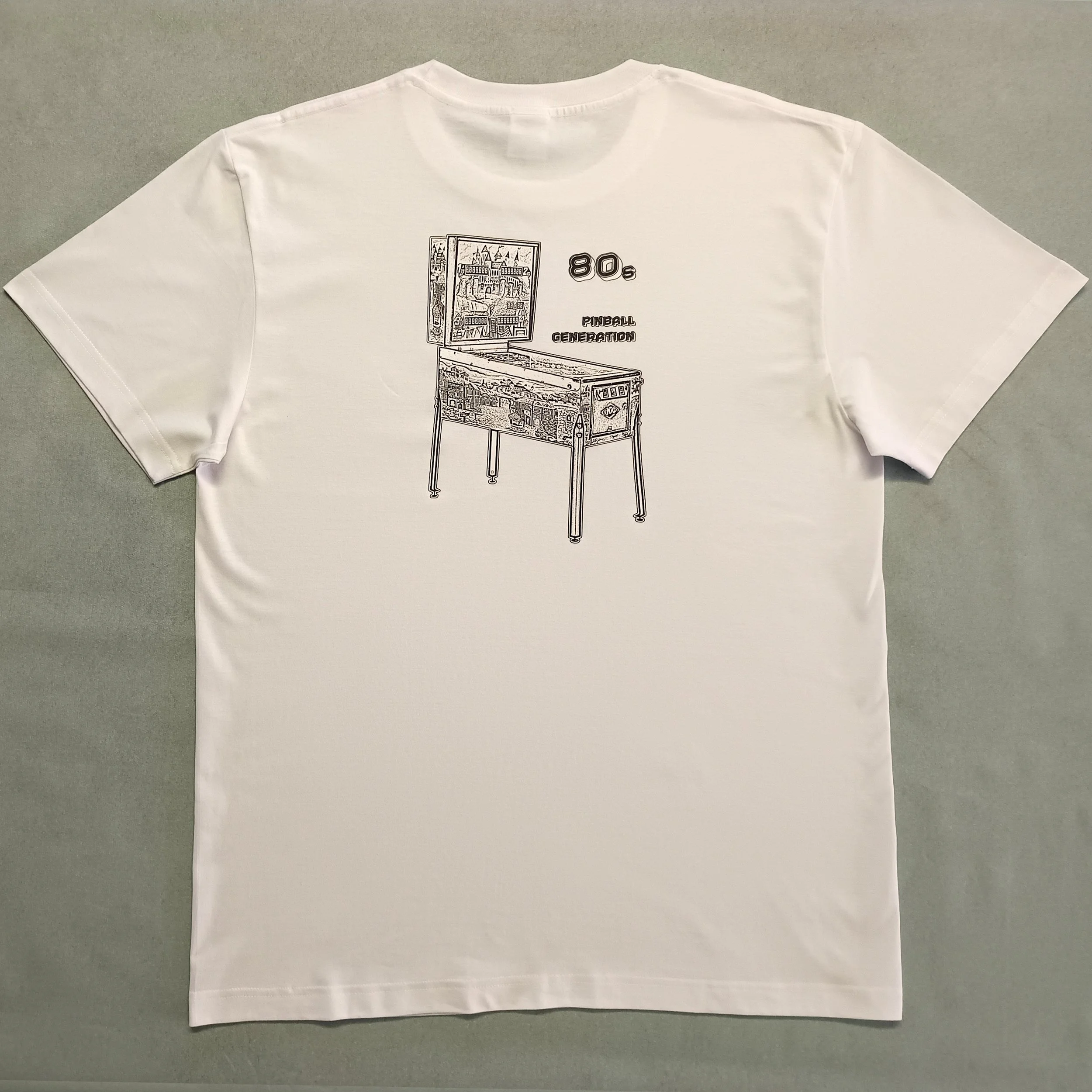 T-shirt flipper (pinball) “Génération Pinball 80 s”, design années 80 aux couleurs flashy, inspiré des flippers vintage et de l’esthétique arcade eighties.