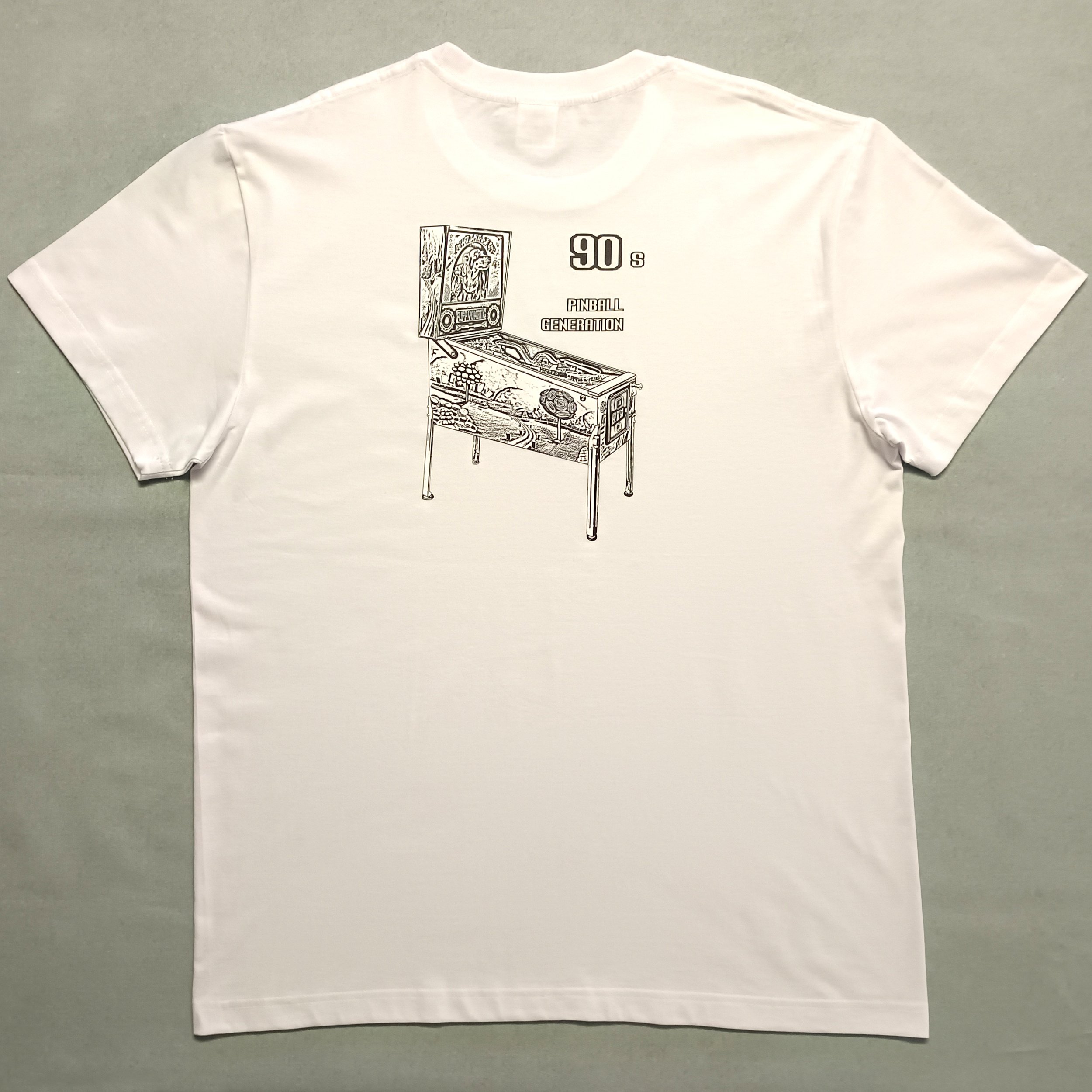 T-shirt “Génération Pinball 90 s” avec illustration de flipper années 90, inspirée des écrans Dot Matrix, animations pixelisées et ambiance arcade moderne.