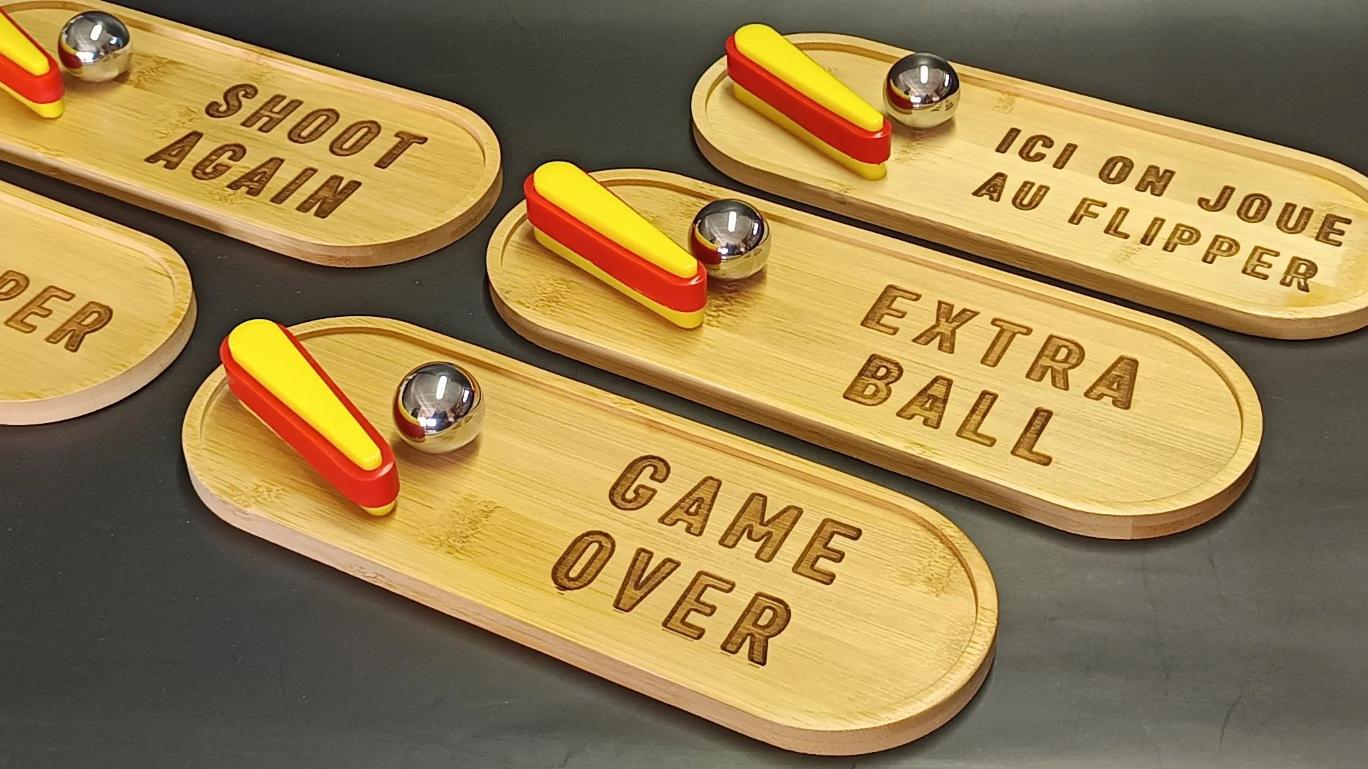 Plateau décoratif flipper en bois naturel avec bille pinball en acier, décoration artisanale inspirée des flippers, déco accessoire rétro pour salon ou salle de jeux