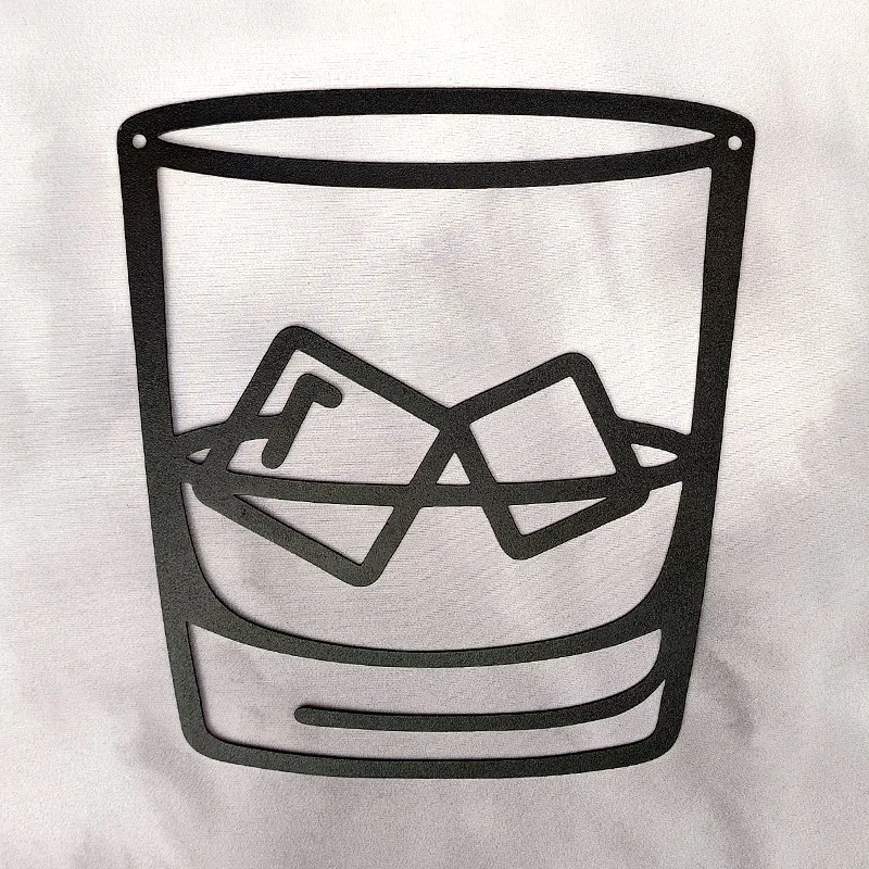 Décoration murale whisky en acier verre avec glaçons ambiance bar