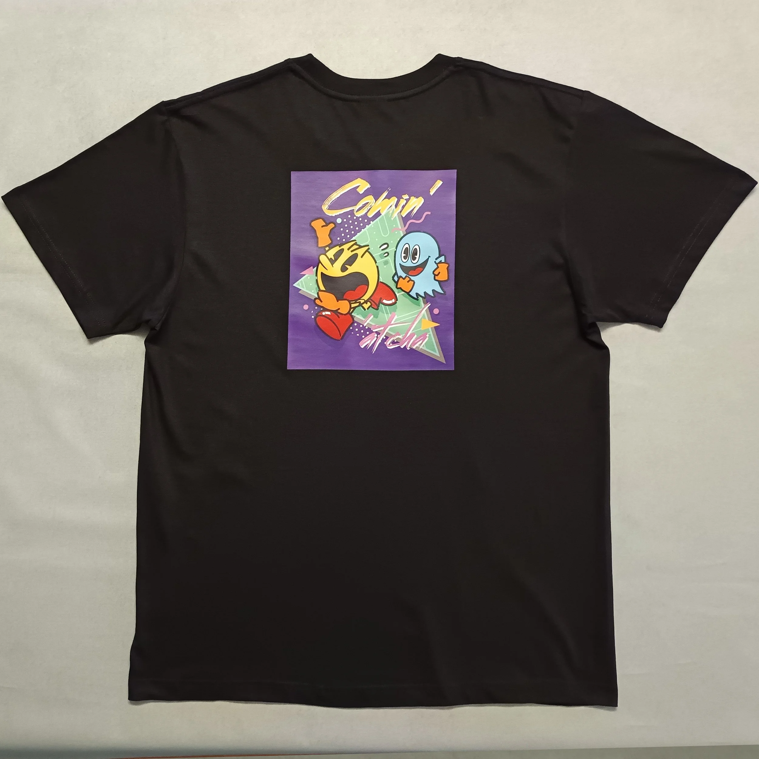 T-shirt thème 'Vidéo Arcade' : COMIN' AT CHA (Pac-Man)