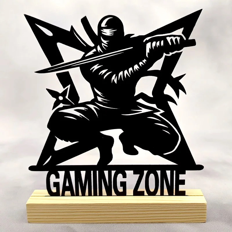 Décoration en métal sur socle en bois représentant un ninja avec sabre et étoile de ninja, inspiré de l’univers gaming « GAMING ZONE », ambiance japonaise et action rapide