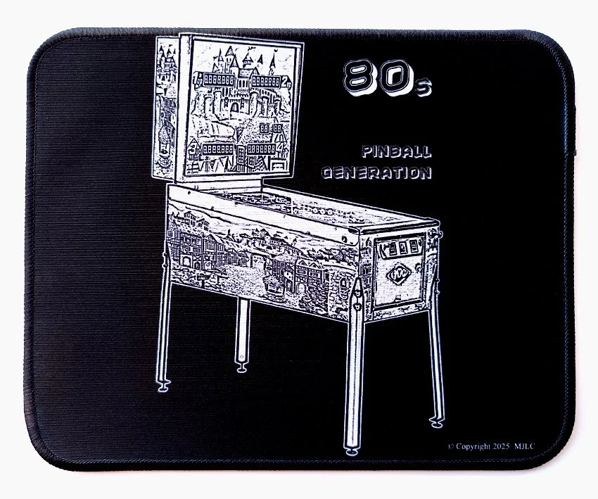 Tapis de souris thème jeux de café, flipper pinball, billard, jukebox, video borne arcade, visuel pinball dynamique pour bureau informatique ou espace gaming, esprit arcade et culture rétro.