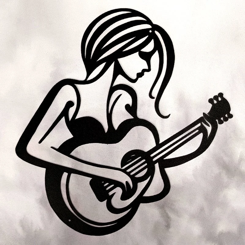 Applique murale en métal représentant une musicienne guitariste gitane en pleine performance, ambiance musicale flamenco et live, style jukebox, décoration murale artistique et chaleureuse.