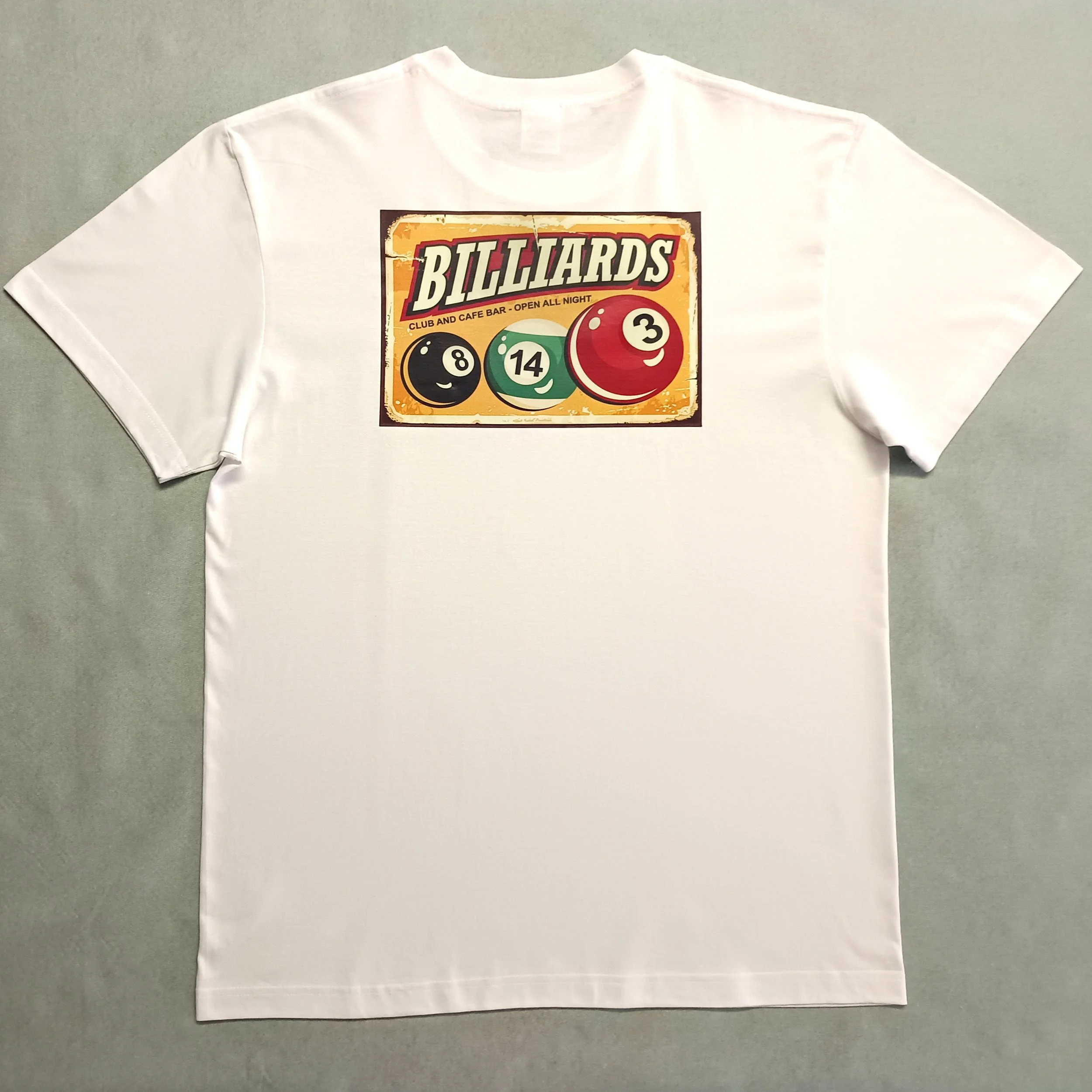 T-shirt thème billard au style sportif et détente, avec impression graphique inspirée de l’univers des salles de jeux et de la culture billard.