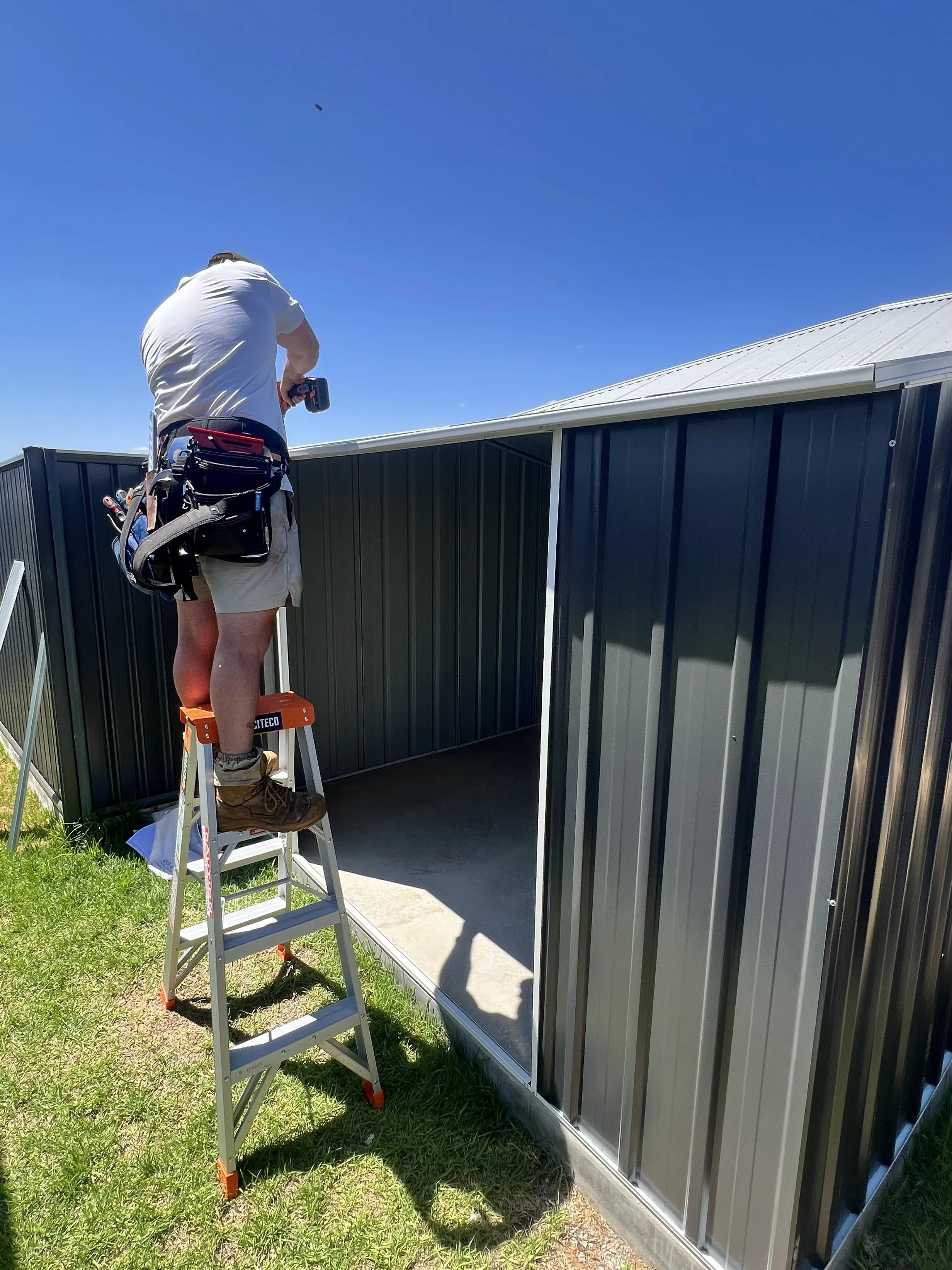 Oranssi carpenter using bench saw