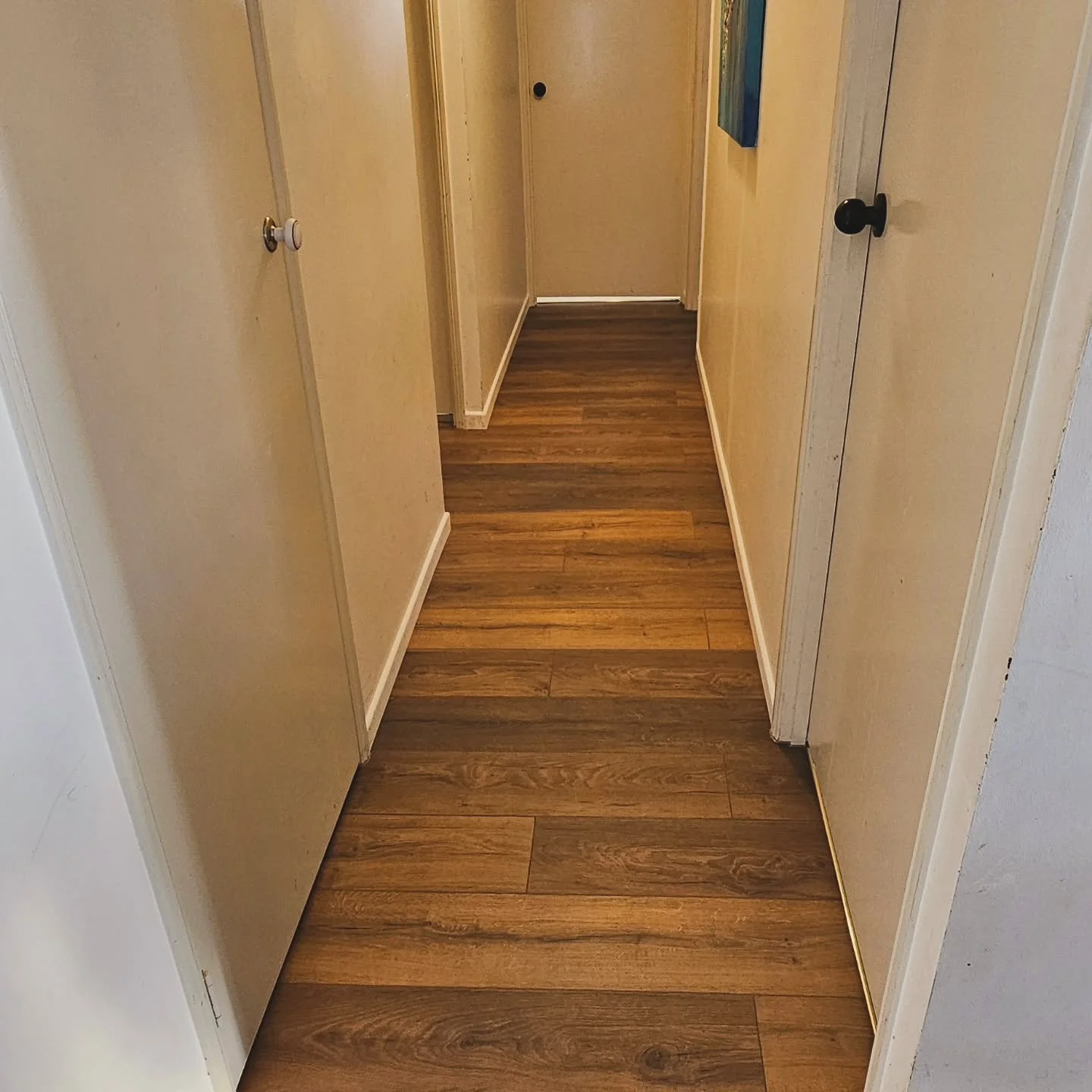 From tired, worn carpet to fresh floating floorboards ✨

This one change completely lifted the space.

Brighter. Cleaner. Easier to maintain.

Floating floors are one of the quickest ways to modernise your home without a full renovation.

Swipe to se