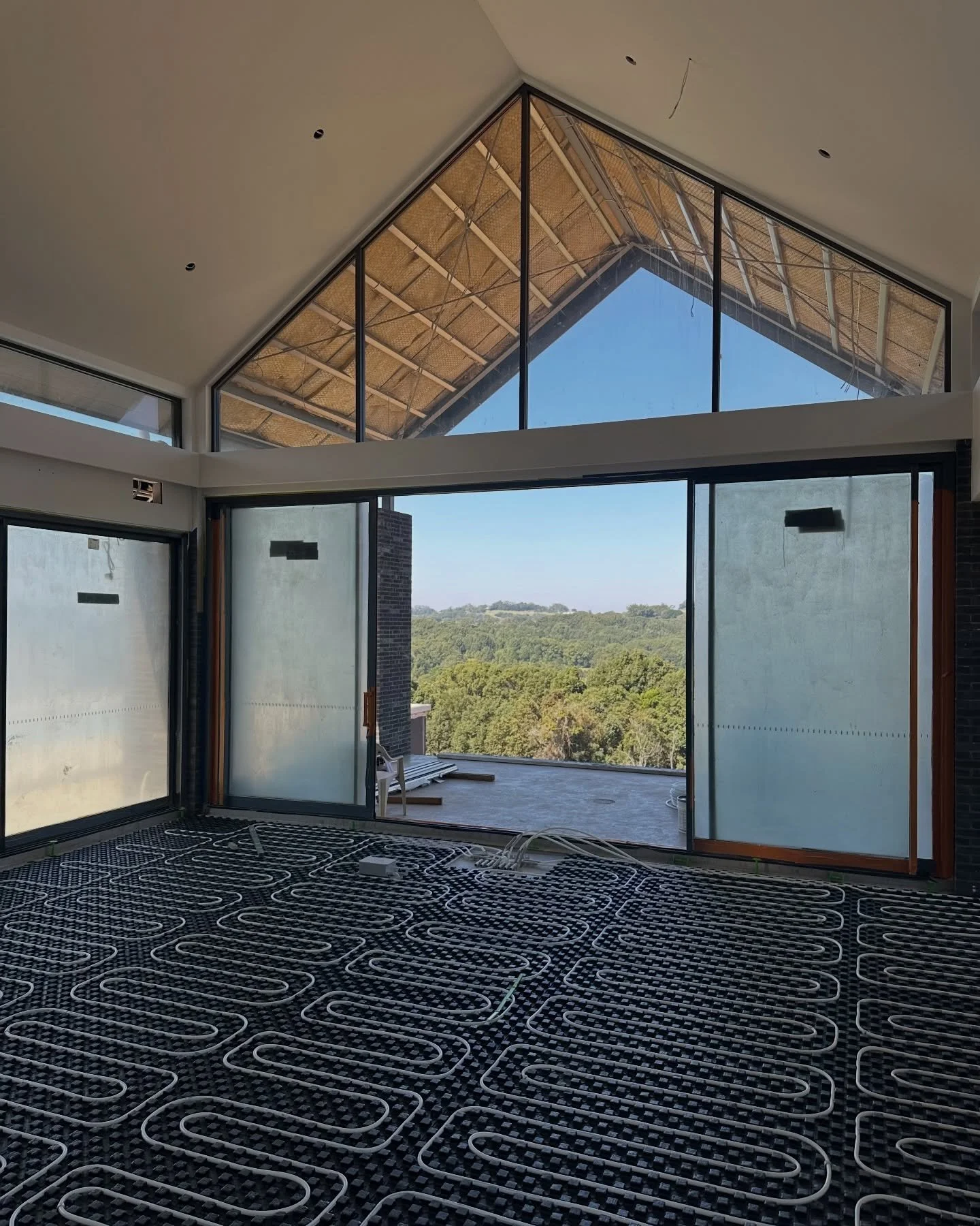 Karwarie | Site Update
The team has been hard at work closing in on the last of the roofs. We&rsquo;ve also commenced installation of the hydronic heating and cooling system, which will run throughout the home to deliver consistent, energy-efficient 