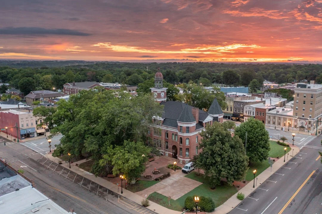 Image by Crove Media of the Paris, Tennessee Courthouse