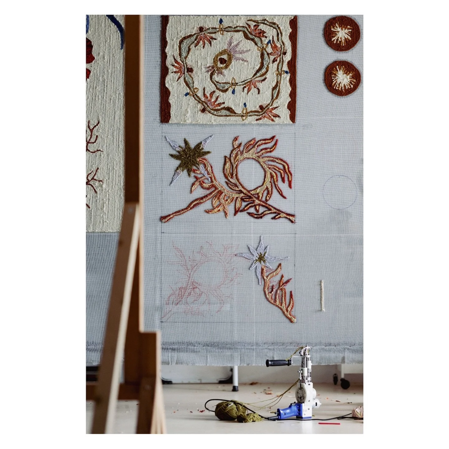 A peek at one of this month&rsquo;s artisan features on AOW Insider: a visit to a talented weaver&rsquo;s atelier in Alentejo. Her textiles are like paintings with wool:) Gorgeous, unique works of art, made with Portuguese and French wool, all made t