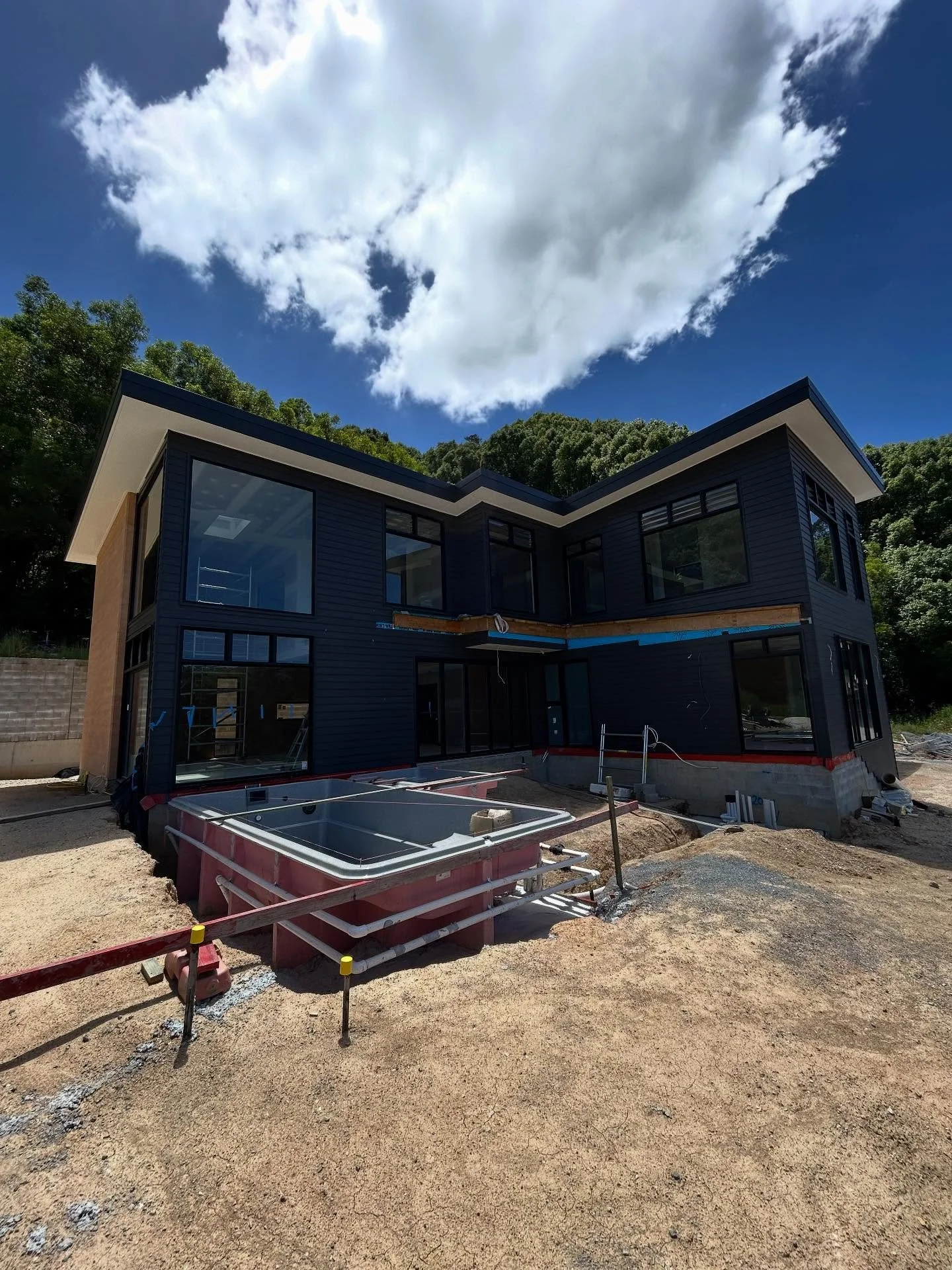 Progress onsite at our Currumbin Valley project, with the scaffold having come down last month. Full exterior reveal is always a big milestone of any build, Seeing the design and craftsmanship come together. Great result being achieved for our client