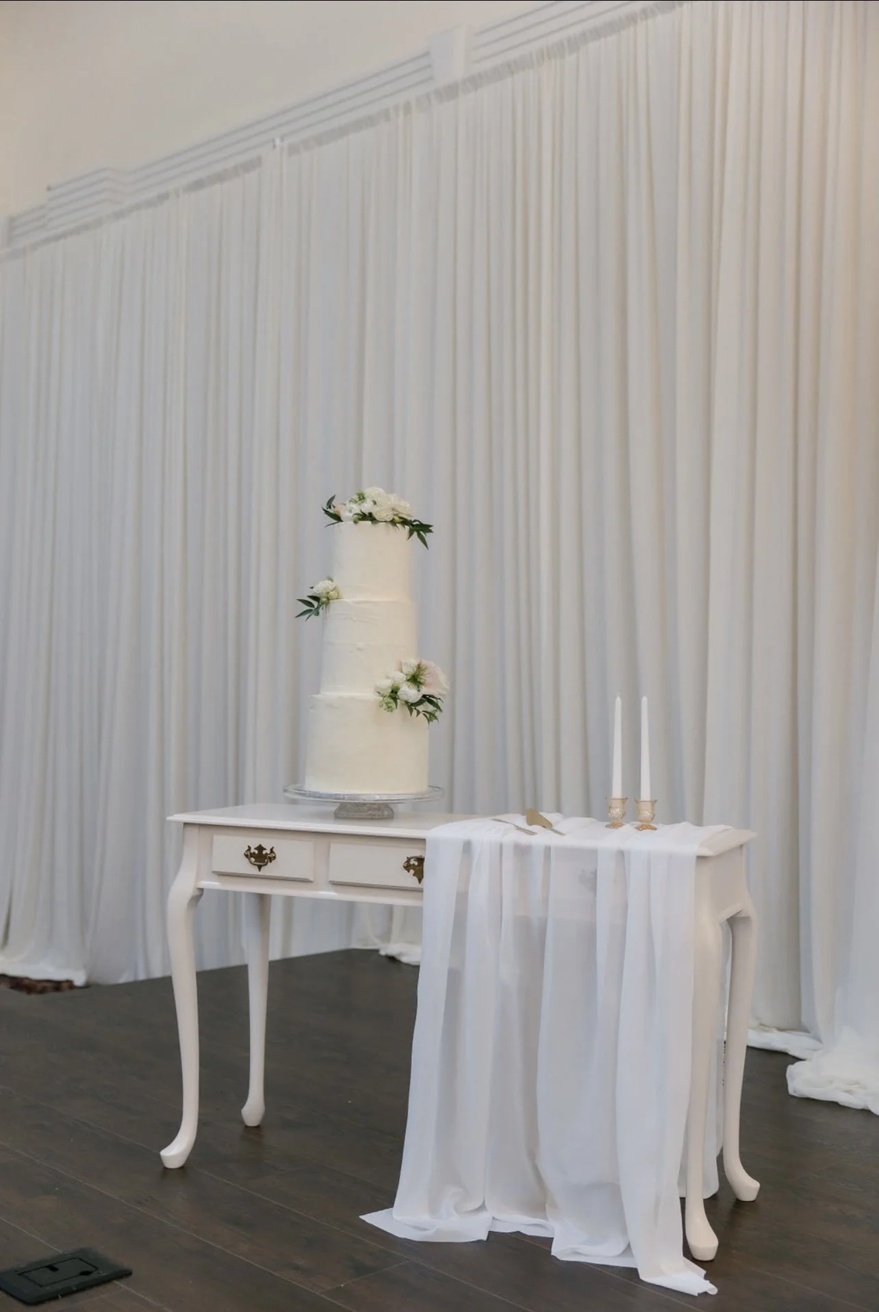 Vintage White Cake/Entry Table
