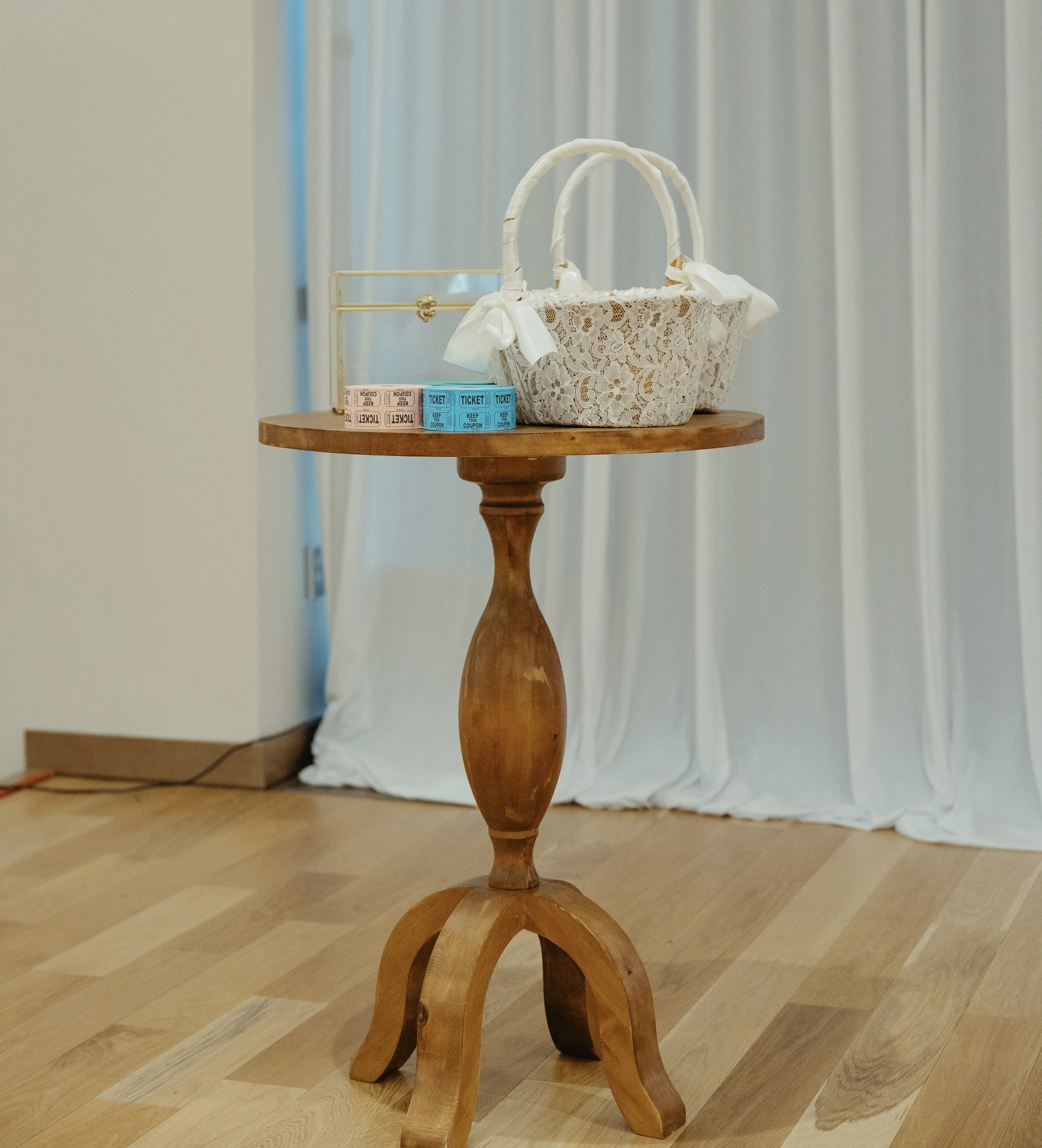 Round Cake/Entry Table