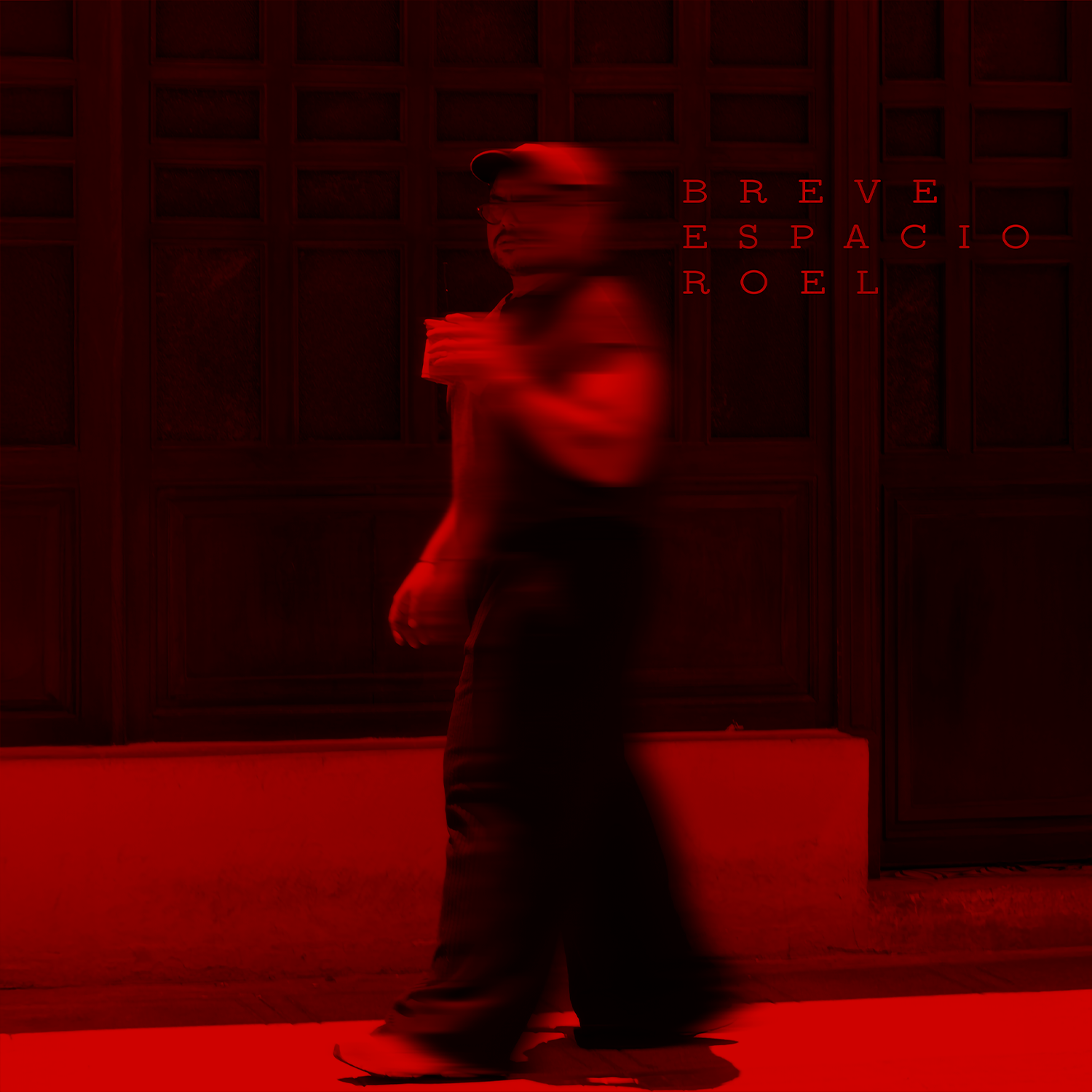 Hombre caminando con fondo oscuro y texto en rojo que dice 'Breve espacio roel'