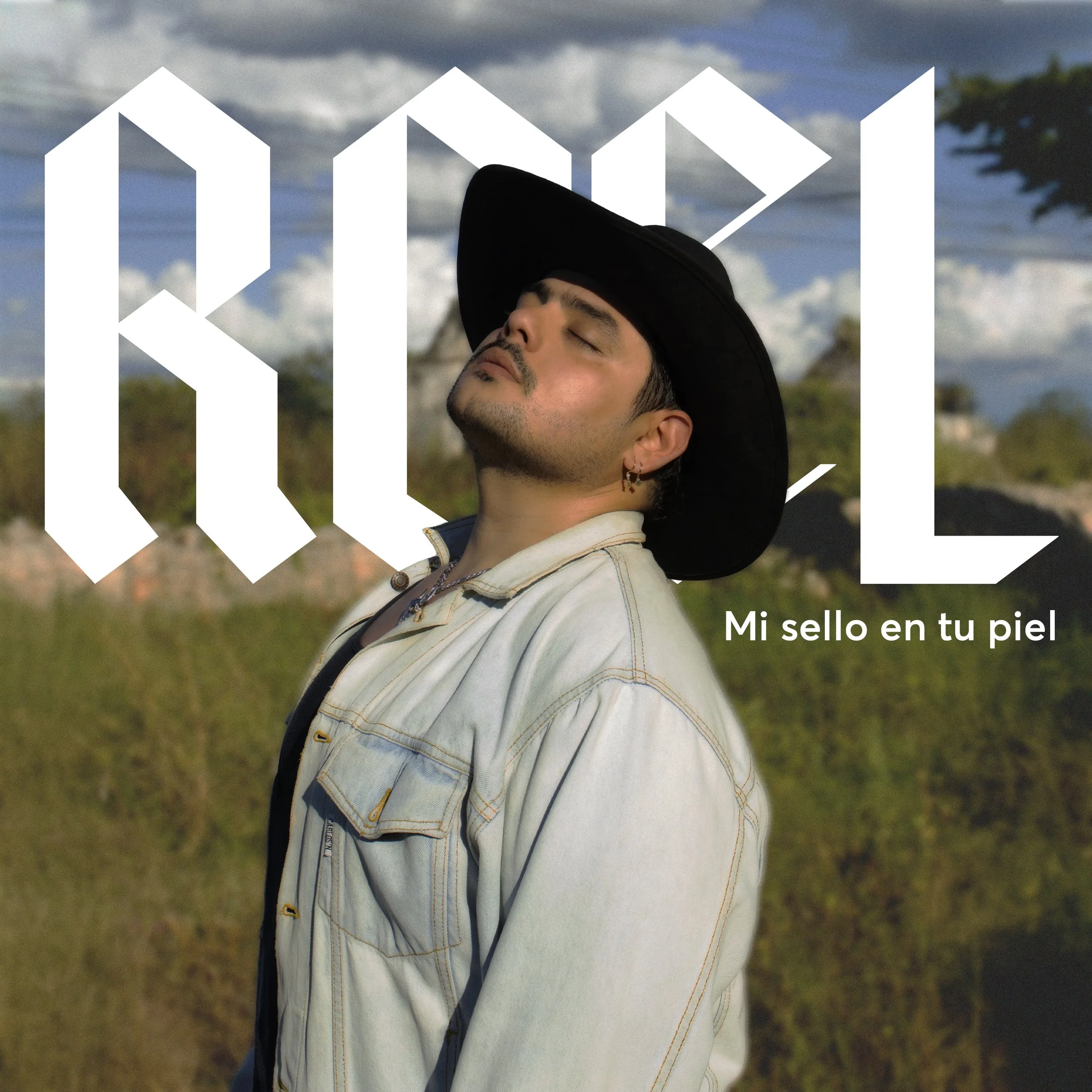 Joven con sombrero negro y chaqueta clara en campo, con texto en letras grandes y pequeñas que dice 'ROYAL' y 'Mi sello en tu piel'.