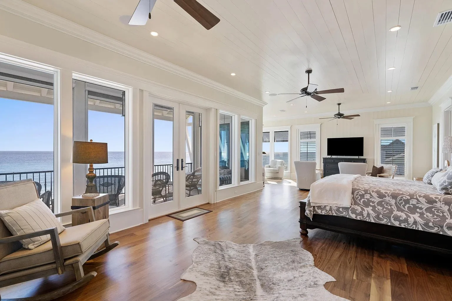 44-master-suite-panoramic-balcony.jpg