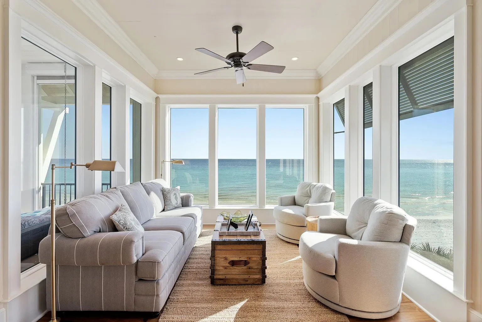 24-sunroom-panoramic-ocean.jpg