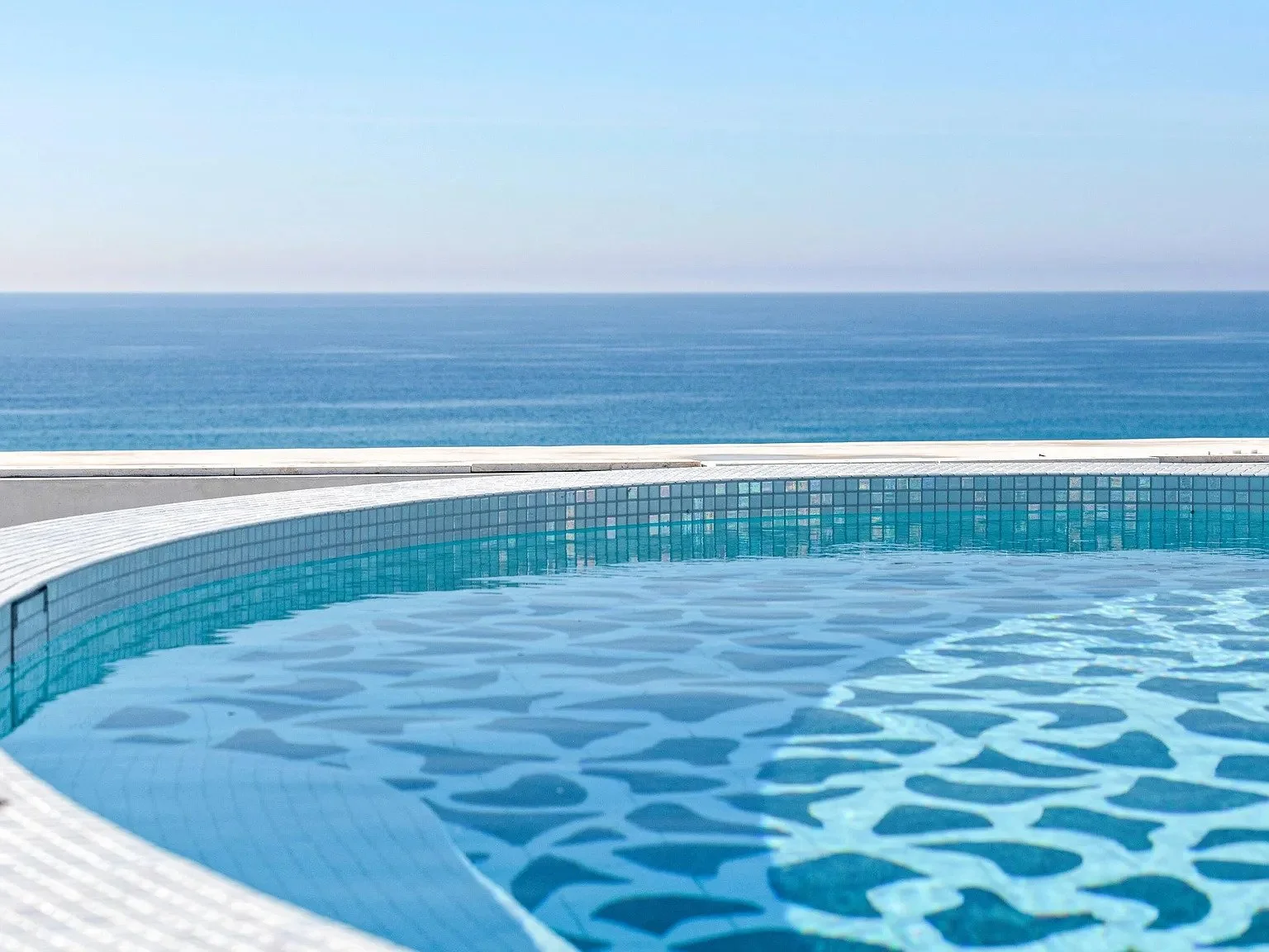 013-rooftop-pool-water-closeup.jpg