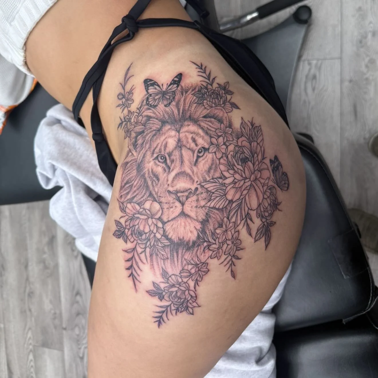 another 🦁 tattoo for yall bc these hoez be lion hehehe, for @moia._.xo #liontattoo #hiptattoo #blackandgrey 

#marioelijahtattoos #threetearstattoo #explorepage  #artistowned #localbusiness #supportlocal #coloradotattoo #foco  #fortcollins #csu #csu